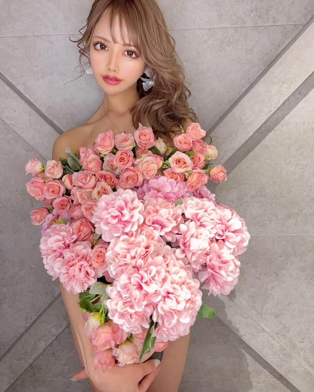 のインスタグラム：「❤︎‬ 可愛いお花達と作品撮り💐.*  1枚目と2枚目はお花のバランスが違くて どうやったらバランスよく可愛く見えるか 試行錯誤してできた写真達‪💞‬  どっちが好き？  大輔さんは可愛いを作る天才だと思う🥺👏  #作品撮り  #ホリージョ  #スタジオ撮影」