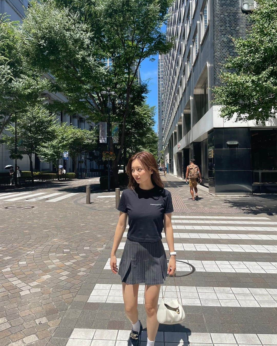 青山舞莉のインスタグラム：「誕生日に大好きな jennie のtopsもらったから絶対これと一緒に合わせたかった　@blondey_official のskirt ✨🤍  お気に入りコーデだよ  #ミーコーデ #ブロンディー #blondey」