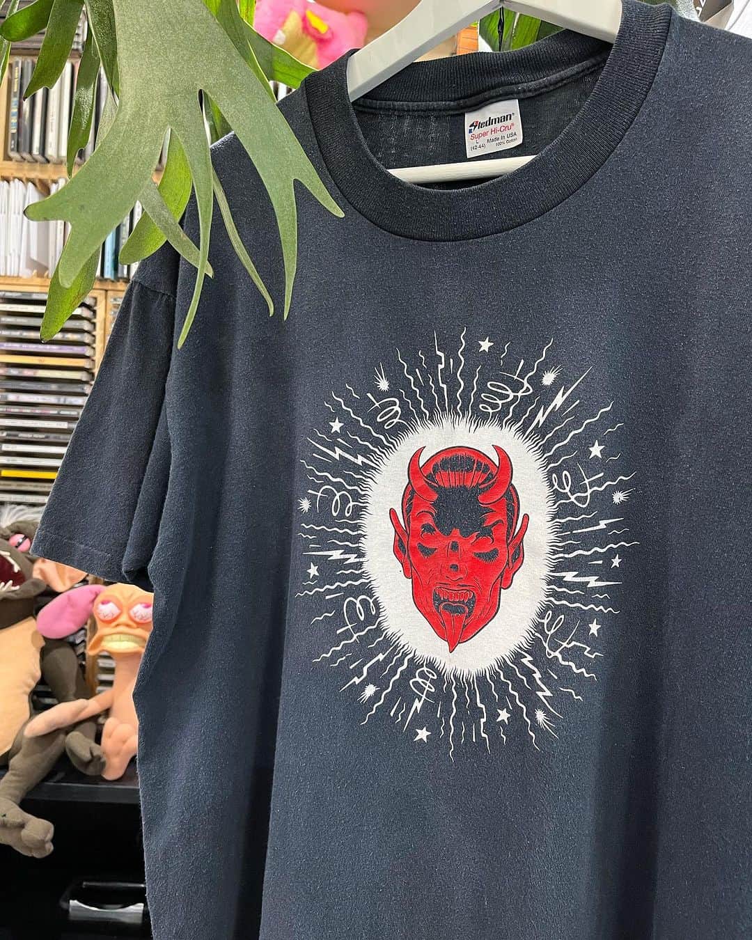 ジャムルのインスタグラム：「1990's～ MC.900 Ft Jesus with DJ ZERO ¥16000+tax(17600) . 1980年代からトランペッターとして様々なアーティストのバックで演奏していたマーク・グリフィンが新たにラッパーとしてキャリアをスタートさせたのがMC 900 FT Jesus。 相棒にDJ ZEROを迎えて80年代後半から作品をリリースしカルト的な人気を得たユニットです。  こちらは1990年にリリースしたアルバム「Hell With The Lid Off」のTシャツ。 フロントにはアルバムジャケットと同じレッド・デビルのグラフィック。 ローブローアートで描かれたRap Teeらしくないデザインがカッコイイ1枚です！！ . WEB SHOPに入荷しております。 是非ご覧ください。 jammru.com  #お問い合わせはお電話で承ります #jammru#jammru_tee#vintagetshirt #vintagetee#vintagebandtee#mc900ftjesus #djzero #osaka  #fashion  #streetstyle  #streetfashion  #vtg  #vintage  #used  #usedclothing  #古着 #古着屋 #ファッション #70s #80s #90s」