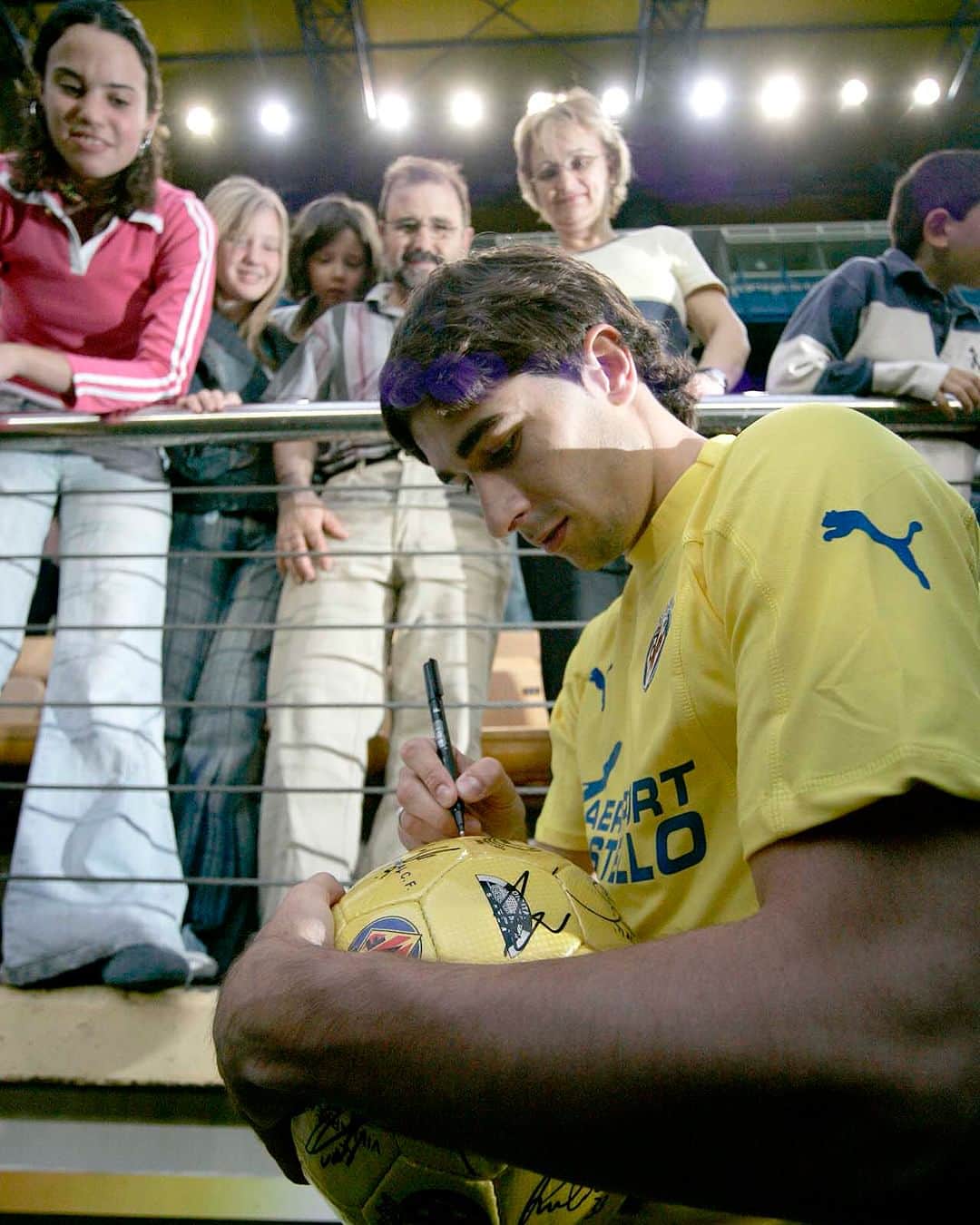 ビジャレアルCFのインスタグラム：「¡𝐅𝐞𝐥𝐢𝐳 𝐜𝐮𝐦𝐩𝐥𝐞𝐚𝐧̃𝐨𝐬, 𝐂𝐚𝐧𝐢 🥳!  El zaragozano, el sexto con más partidos en la élite (327 partidos y 33 goles), militó nueve temporadas en el Submarino.  #HistoriaGrogueta」