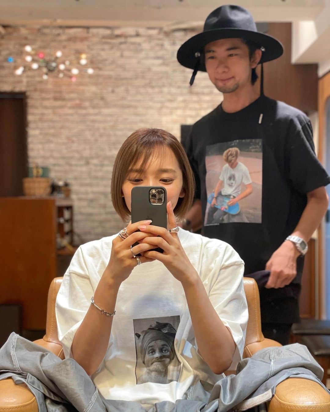 かんだまのインスタグラム：「ギリ結べるけどギリ結べないくらいまで切りました☺︎カラーは「顔色よく見えて、肌が綺麗にみえる感じで」だけ伝えて完全お任せ。ラベンダー入ってるらしい。ジーニアス🎓きょーちゃん @ky0suke ありがと✌️  #ショートボブ #ラベンダーカラー」