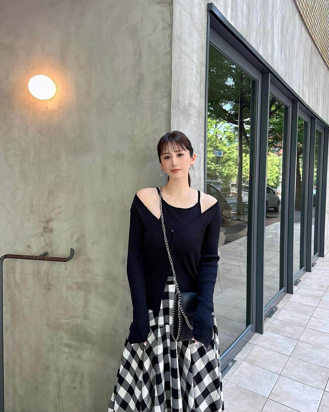 のインスタグラム：「お気に入りOOTD 🖤🩶🤍  MOCOA'Sも徐々に 秋へシフトしていきます☺︎🍂  本日の新作も多くのご注文をいただきまして  誠に有難うございます♡♡♡ @mocoas_inc   #mocoas #fashion #ootd」