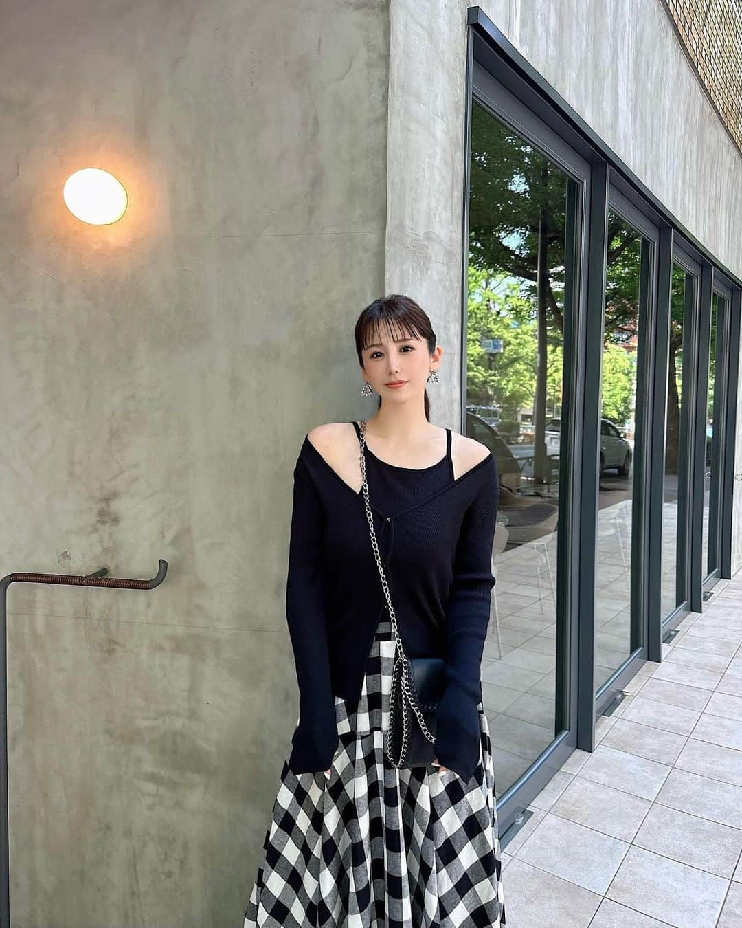 桃華絵里さんのインスタグラム写真 - (桃華絵里Instagram)「お気に入りOOTD 🖤🩶🤍  MOCOA'Sも徐々に 秋へシフトしていきます☺︎🍂  本日の新作も多くのご注文をいただきまして  誠に有難うございます♡♡♡ @mocoas_inc   #mocoas #fashion #ootd」8月3日 17時58分 - _momoka828_