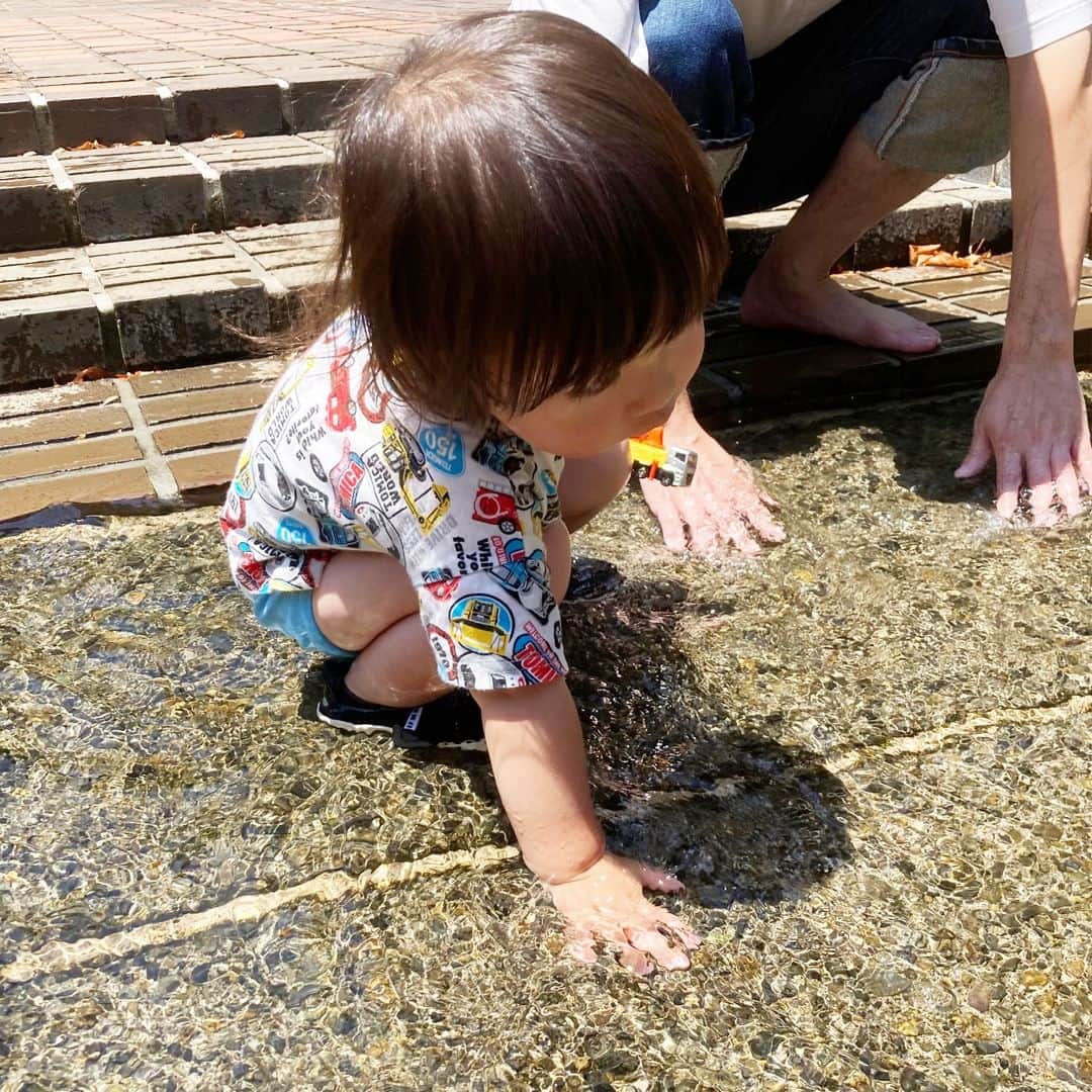 D BY DADWAY（ディーバイダッドウェイ）のインスタグラム：「お散歩 ーーーーーーーーーーーーーーーーーーー  こんにちは、D by DADWAYデザイナーのsuiです。  8月に入りセミの大合唱を耳にしながら益々夏を感じているこの頃です。  近所の植栽には抜け殻がくっ付いており、散歩中の息子はいつも気になる様子。 でも得体の知れないものへ触るのはまだ少し怖いようです。  さて、今週も我が家では週末お決まりの水遊びができる公園へ。 お水に浸かっているだけで涼を感じられ私もお気に入りとなっています。  まだまだ暑い日が続きますが、無理せず夏を楽しみたいと思います。  #dadway #ダッドウェイ #dbydadway #ベビー #赤ちゃん #ママ #デザイナー #1歳半 #1歳半ママ #男の子ママ #育児日記 #子育て記録 #新米ママ #子供のいる暮らし #suiコラム #成長記録 #令和4年ベビー #ワーママ  #夏祭り #お祭り #リメイク」