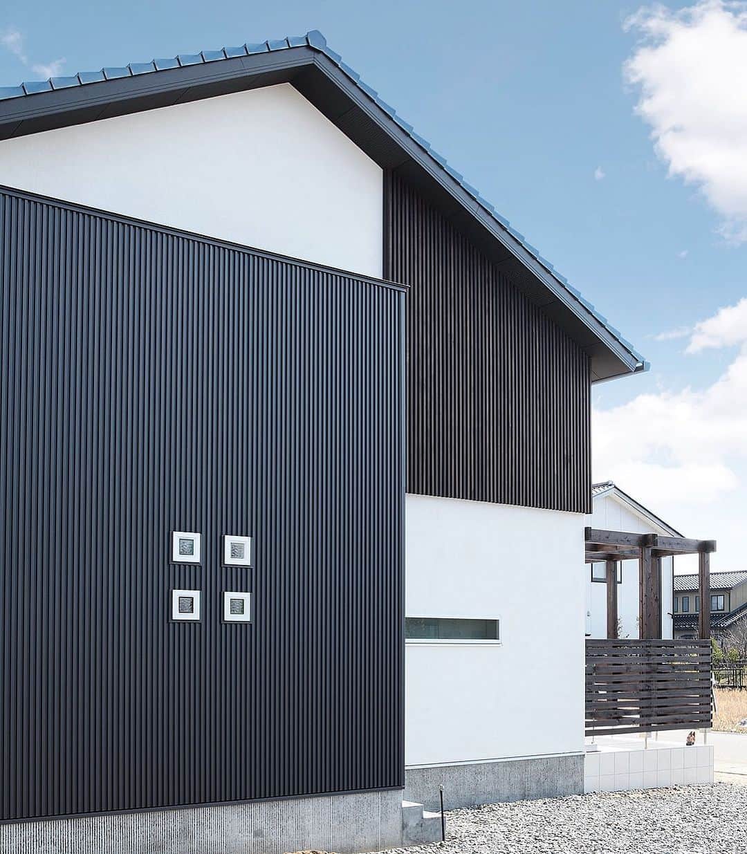 福井 注文住宅 新築 スーパーウォール みつぐはうす工房のインスタグラム：「【施工事例】格子がアクセントになっている外観。外壁には塗り壁ならではの質感が魅力の「Sto」を採用しています。  @mitsuguhouse ←その他の施工事例はここからチェック！  プロフィール欄のURLからは、 ◇公式ウェブサイト ◇施工事例 ◇イベント情報 ◇問い合わせフォームからお問い合わせ ◇公式LINEアカウントからお問い合わせ が可能です。  --------------------  〜性能をデザインする〜  ◇スーパーウォール工法の長期優良住宅棟数 北陸NO.1🏅 ◇ハウスオブザイヤー優秀賞7年連続受賞🏅 ◇ZEHビルダー／プランナー評価☆☆☆☆☆☆認定🌿 ◇LIXILメンバーズコンテスト2022地域最優秀賞受賞🏆  sou’s design（ソウズデザイン） 株式会社みつぐはうす工房 　 〒919-0131 福井県南条郡南越前町今庄115-1-2 TEL：0120-084-999 / 0778-45-1999 営業時間：9:00-18:00 定休日：水曜、第1・3日曜、第2・4木曜  sou's interior Instagram→ @sous.2017 　 -------------------- 　  #ソウズデザイン #ソウズ #みつぐはうす工房 #北欧デザイン #トレッティオ #TRETTIO #スーパーウォール工法 #長期優良住宅 #新築 #新築住宅 #注文住宅 #家づくり #マイホーム #一戸建て #福井スーパーウォール工法 #福井長期優良住宅 #福井新築 #福井住宅 #福井新築住宅 #福井注文住宅 #福井家づくり #福井マイホーム #福井一戸建て #外観  #塗り壁」
