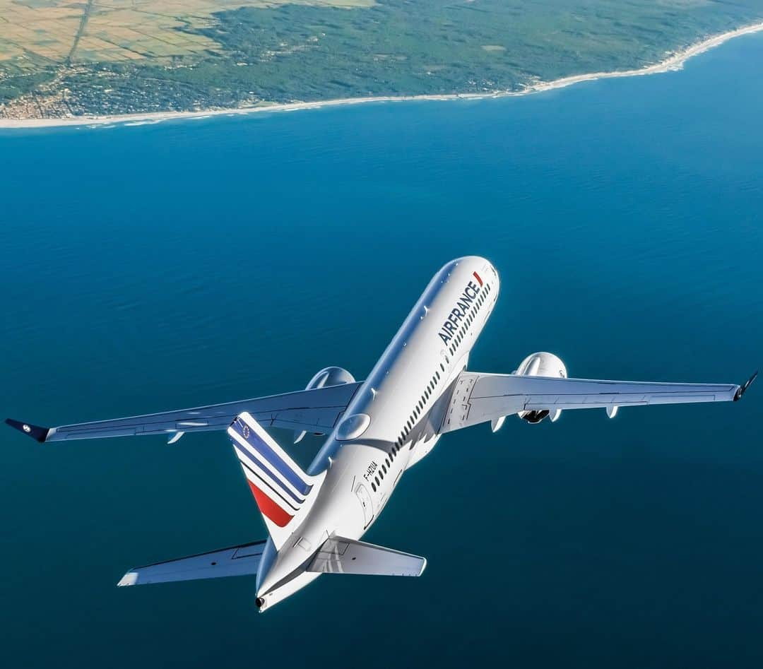 エールフランスさんのインスタグラム写真 - (エールフランスInstagram)「Sky is calling 💙  📸 @ericmagnan.director  #airfrance #airplane #avgeek #aviation #a220」8月3日 18時00分 - airfrance