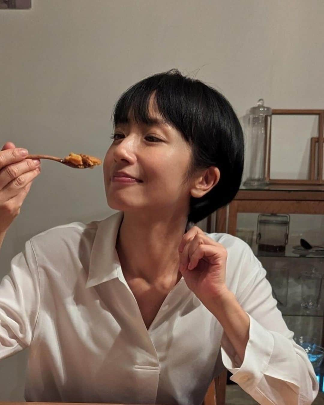 映美くららさんのインスタグラム写真 - (映美くららInstagram)「. しばらくボブヘアで作品が続き撮影していましたが、 久しぶりにショートヘアにして撮影。 ここまで短いのは、リバイスのママさんぶりかな。  どちらも気に入っていて、 結局どちらがいいのかな、なんて迷いつつも、私らしくショートにしました。  素敵なおうちで撮影です✌︎  #どちらがお好きですか ？」8月3日 18時06分 - emikurara_official