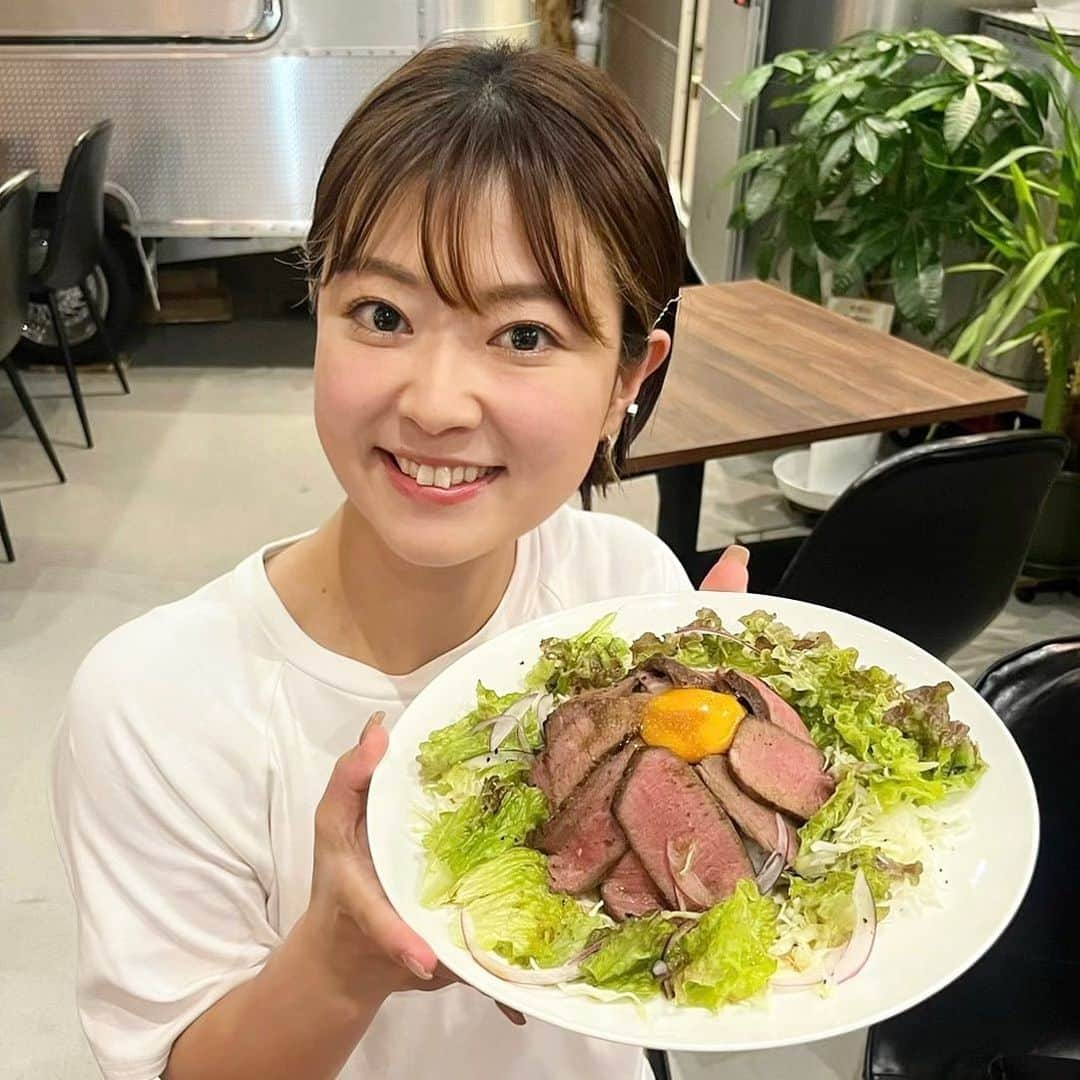 常盤よしこのインスタグラム：「甲佐町に6月オープン♫ CAFE＆DINER LOFT STAIRS 🍹 店内にはキッチントレーラーや キャンピングトレーラーの展示も🚛 ローストビーフ丼美味しかった❤️ ご馳走様でした♫  #ロフトステアーズ#甲佐町グルメ#甲佐町カフェ#熊本カフェ#キッチントレーラー#キャンピングトレーラー#トレーラー展示#てれビタ#木曜中継」