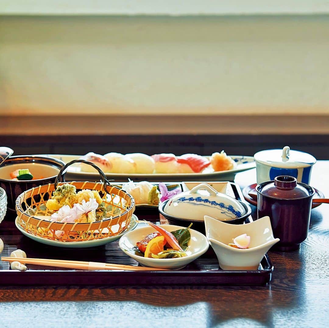 ことりっぷさんのインスタグラム写真 - (ことりっぷInstagram)「天橋立の絶景を見ながらお寿司をいただく贅沢ランチ  日本三景のひとつ、天橋立を目の前に食事を楽しめる、京都・宮津の「雪舟庵」。 ロケーション抜群のこちらのお店では、お寿司を中心とした和食をいただけます。  ランチ限定の寿司定食は、お寿司、お造り、焼き物、煮魚などがそろって3500円とリーズナブル。季節の地元食材を使った料理も魅力です。  絶景が楽しめる特等席のカウンターで、景色や丹後の食を堪能できますよ。 ----- #雪舟庵 -----  発売中のことりっぷMagazine夏号のテーマは「日本の美しい町」。 舟屋で知られる伊根や天橋立がある宮津など、京都の海沿いの町をご紹介しています。  #ことりっぷ #ことりっぷマガジン #京都 #宮津 #天橋立 #日本三景 #美しい町 #cotrip #kyoto #miyazu #visitjapan」8月3日 18時01分 - cotrip_official