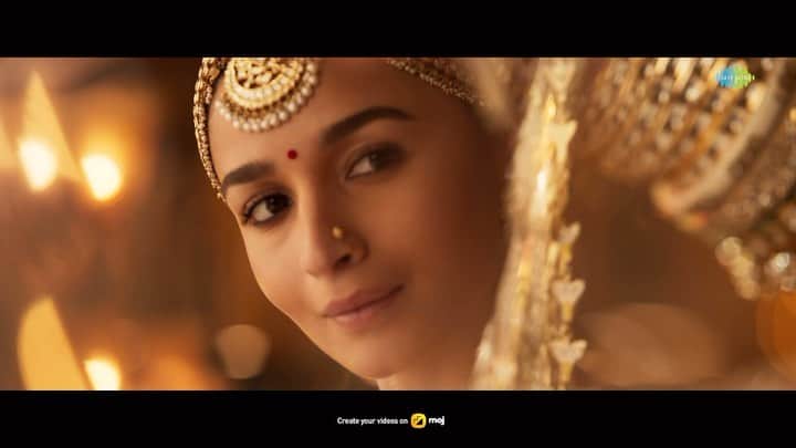 アリア・バットのインスタグラム：「This song gives me 🦋🦋🦋 every single time! #Kudmayi OUT NOW!   #RockyAurRaniKiiPremKahaani now in Cinemas.」