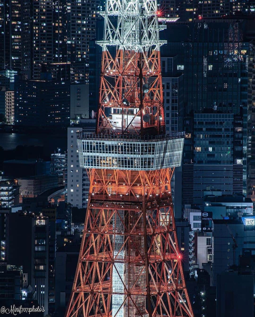 東京タワーさんのインスタグラム写真 - (東京タワーInstagram)「. 高さ150m🗼のメインデッキに焦点を当てた こちらのお写真！   非日常空間、東京タワーのメインデッキで 夜景を楽しむお客様の様子まで伝わってくる一枚ですね。   本日は、Your Tokyo Tower🗼から @minif7071 さんのお写真をご紹介！   素敵なお写真をありがとうございました😊  --------------------------------  【 お知らせ 】  メインデッキの夜景を彩る 季節のプロジェクションマッピング 夜景に広がる夏の情景  TOKYO TOWER CITY LIGHT FANTASIA ~Summer landscape 2023~開催中！  詳細はプロフィールの ストーリーズハイライト「CLF」から↓↓↓ @tokyotower_official  --------------------------------  #東京タワー #東京タワー🗼  #tokyotower #tokyotower🗼  #東京観光 #東京旅行 #tokyotrip」8月3日 18時14分 - tokyotower_official