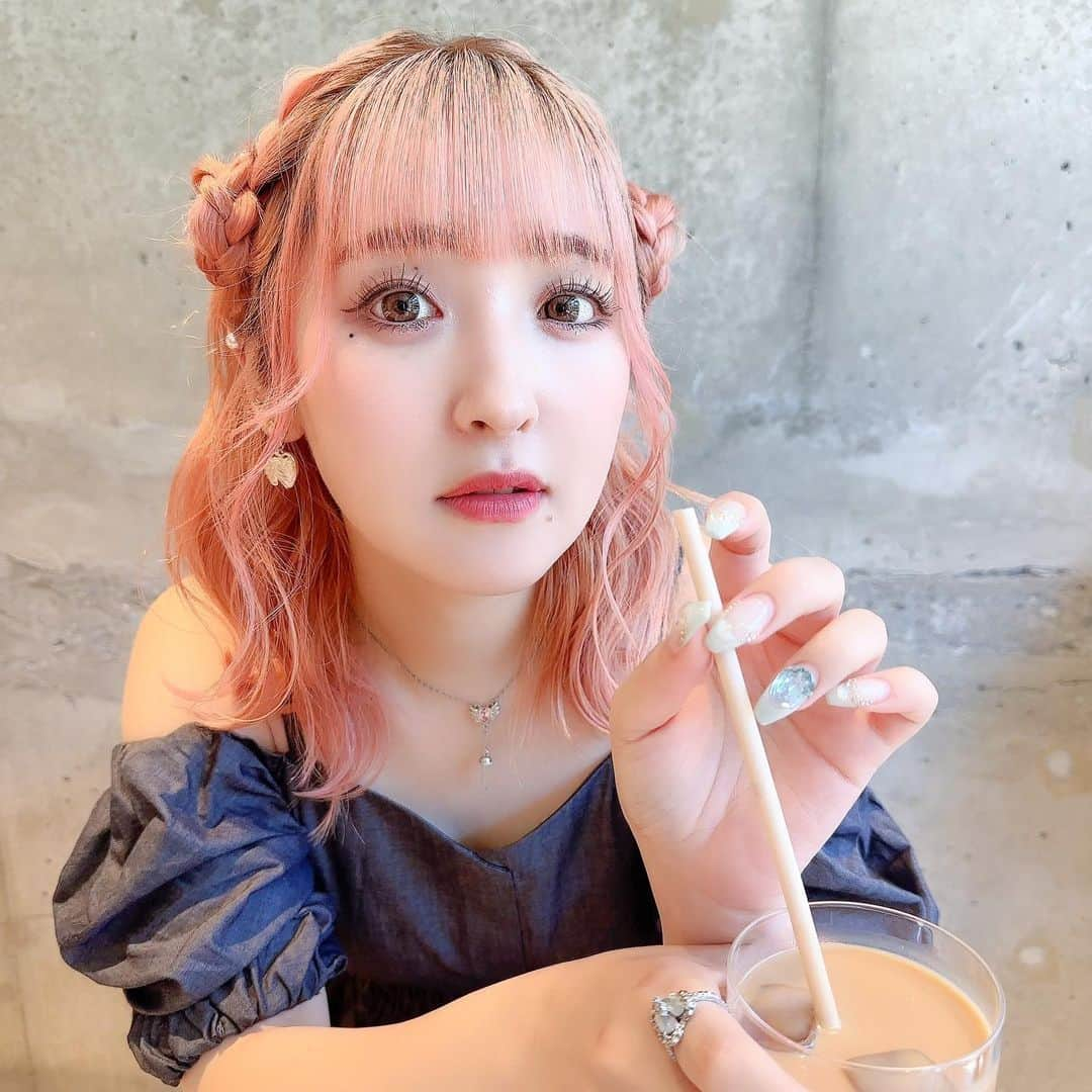 谷口夢奈さんのインスタグラム写真 - (谷口夢奈Instagram)「💘 ⁡ ⁡ さとかなさんにヘアアレンジを！ 久しぶりにしてもらったののののののの😂 メイクは自分だよ！まつげのびのび🤍 ⁡ もう…変わらず可愛くしてくれて🤦🏻‍♀️ 私の好みを把握してくださってる🫨 ⁡ また、お願いするんだ…！ 可愛くなりたいから🫶🏻（笑） ⁡ ⁡ ⁡ #ヘアアレンジ #ピンクヘア #ヘアメイク #メイク #stylinghair #pinkhair #haircolor #makeup #accessory #liquem #ootd #셀스타그램 #얼스타그램 #데일리룩 #오오티디」8月3日 18時14分 - yuna_tani