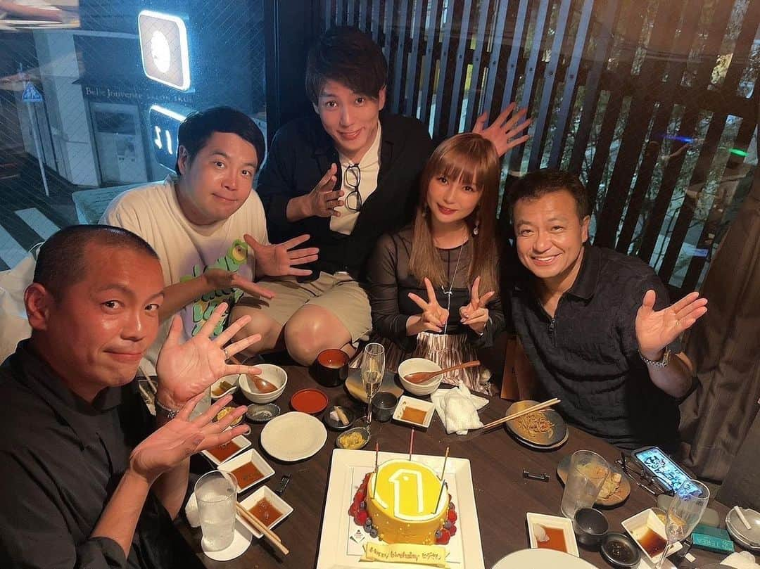 中山秀征さんのインスタグラム写真 - (中山秀征Instagram)「タカトシ、しょこたん、元ザブングル松尾が、志村さんのよく通っていたお店「三と十」で誕生日をお祝いしてくれました！ありがとうございます😊」8月3日 18時07分 - hidechan0731