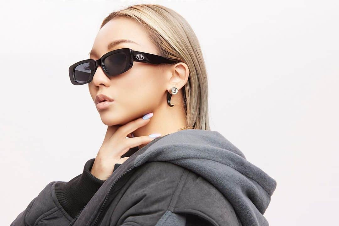 GYDAさんのインスタグラム写真 - (GYDAInstagram)「☑️KODA KUMI × GYDA collaboration 10/19から店頭販売開始！ ——————————————————  この冬、第二弾となるGYDAと倖田來未さんの夢のコラボレーションが実現しました。 GYDAの代名詞とも言えるデニムアイテムを始め、カラーバリエーション豊富なアウター、ユニセックスでも使えるトップス、スタイリングのポイントになり得る小物など、全11型をラインナップ。倖田來未さんの魅力が詰まったコラボレーションLOOKに注目です。  RUNWAY channelでコラボレーションアイテムを予約した方限定で、サイン（プリント）付きシールをプレゼントします。 ※なくなり次第終了。1会計1枚となりますのでご了承ください。  —————————————————— #GYDA#倖田來未#GYDA×kodakumi#コラボ」8月3日 18時08分 - gydajp