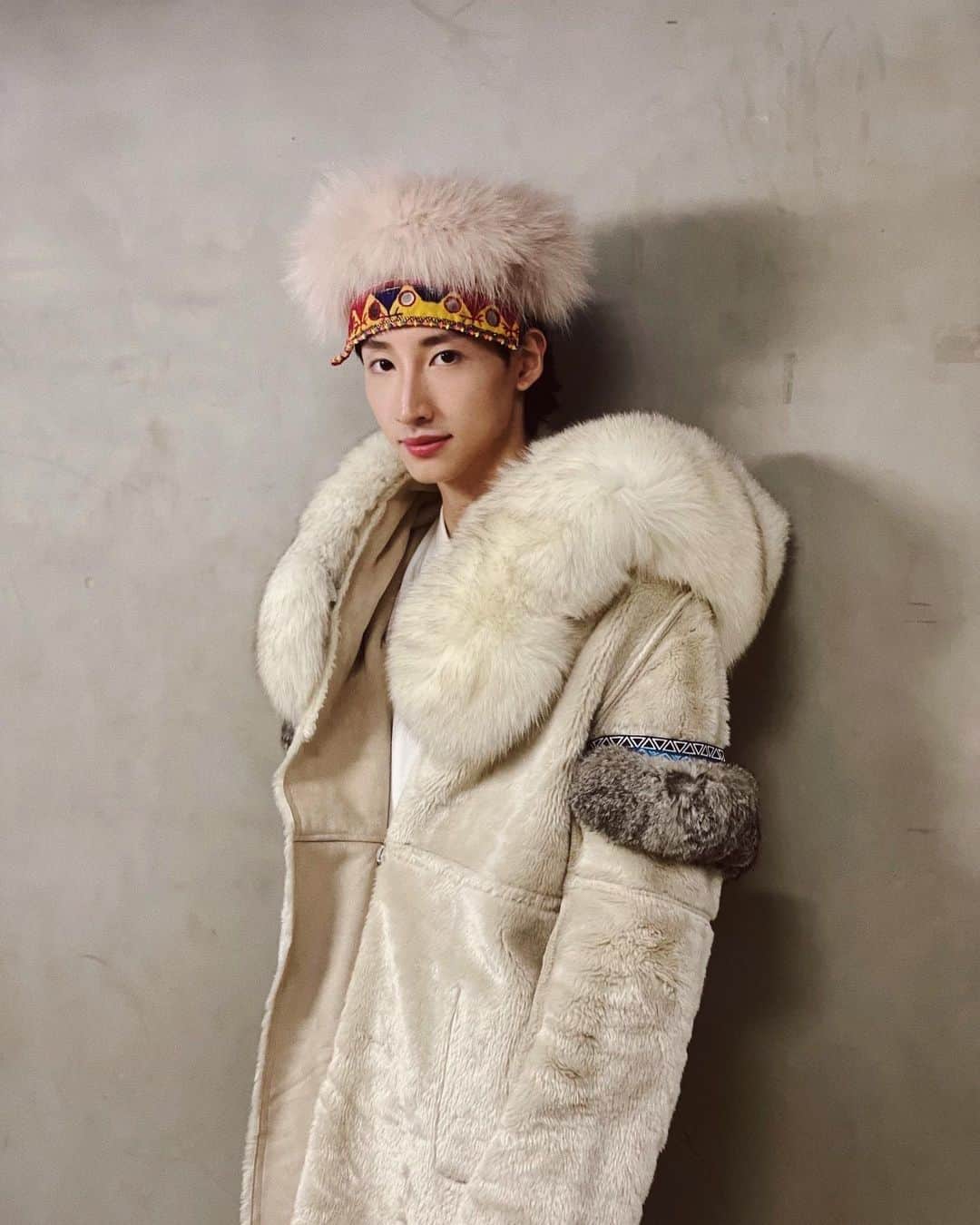 緒形りょうのインスタグラム：「いよいよ舞台 「ふたりの老女」明日からです❄️  1ヶ月ほぼ毎日、 皆さんとお稽古をし大変勉強させて頂きました！！  皆さんと演技ができて、同じ空間にいることができて とても幸せです！  最終日まで楽しみます💐  来てくださる皆様、心よりお待ちしております！  〜古老の知恵と教えを語り継ぐアラスカ先住民の伝説〜  原作： Velma Wallis 翻訳： 亀井 よし子 脚本： 有賀 沙織 演出： 杉本孝次・中島裕一郎  音楽:佐藤 ふじを  人形監修:西川 古柳  振付:上倉 悠奈 衣装:KiNG 舞台監督:小嶋 次郎  舞台美術:西川 昌和 （東宝芸能） 大道具:池亀 和枝.ヒーラ シング  小道具:久代 純一（東宝舞台） 照明:須藤 実 音響・効果:大森 竜司 宣伝美術:谷野 弘之 脚本翻訳:許 綾香 制作:坂田 洋子 プロデューサー:有賀 沙織  出演 白石珠江／大川 婦久美／キム セイル／大野 裕生／緒形りょう／新澤 泉／奥山 眞佐子／笠倉 祥文／冨田 佳孝／大竹 このみ／上倉悠奈／西川 古柳／西川 柳玉  会場 内幸町ホール 〒100-0011 東京都千代田区内幸町１丁目５−１  ＜公演日・開演時間＞ 08月04日(金) 18:30 08月05日(土)  13:00 / 18:30 08月06日(日)  12:00 / 16:00 ※開場は開演の30分前  一般：6.500円 30歳未満4,000円 （全席自由・税込）  上演時間は、約1時間40分を予定しております。」