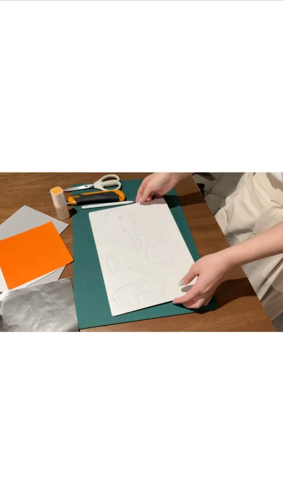 コクヨのぶんぐのインスタグラム：「【プレゼントキャンペーン実施中🎁】 夏休みこそ本気の工作したい方多いですよね！ ということで、木彫りのクマ風キットをアレンジしてみました♪ なんと、こちらの木彫りのクマ風キットを抽選でプレゼント！  段ボールを組み立てるだけで簡単に作れる「木彫りのクマ風キット」とシワなくキレイに貼れる「GLOO液体のり」のセットが、抽選で100名様に当たります！  キットを組み立てて、折り紙や包装紙を貼ることで世界に一つだけのオリジナルくまが作れます！  ■応募期間 2023年8月3日（木）～8月6日（日）  ■応募方法 下記フォームもしくはハイライトに掲載のフォームより必要情報を記入するだけ！ https://questant.jp/q/6AY9UX0V  応募規約および個人情報の取り扱いについて同意の上、ご記入ください。  ■賞品 100名様 ・木彫りのクマ風キット ・GLOO液体のり  ちなみに、コクヨのぶんぐX（旧Twitter）では、社員が本気で作ったクマたちがみられます😂 ご応募お待ちしております！！  #コクヨのくふう研究室 #コクヨの工作 #gloo部」