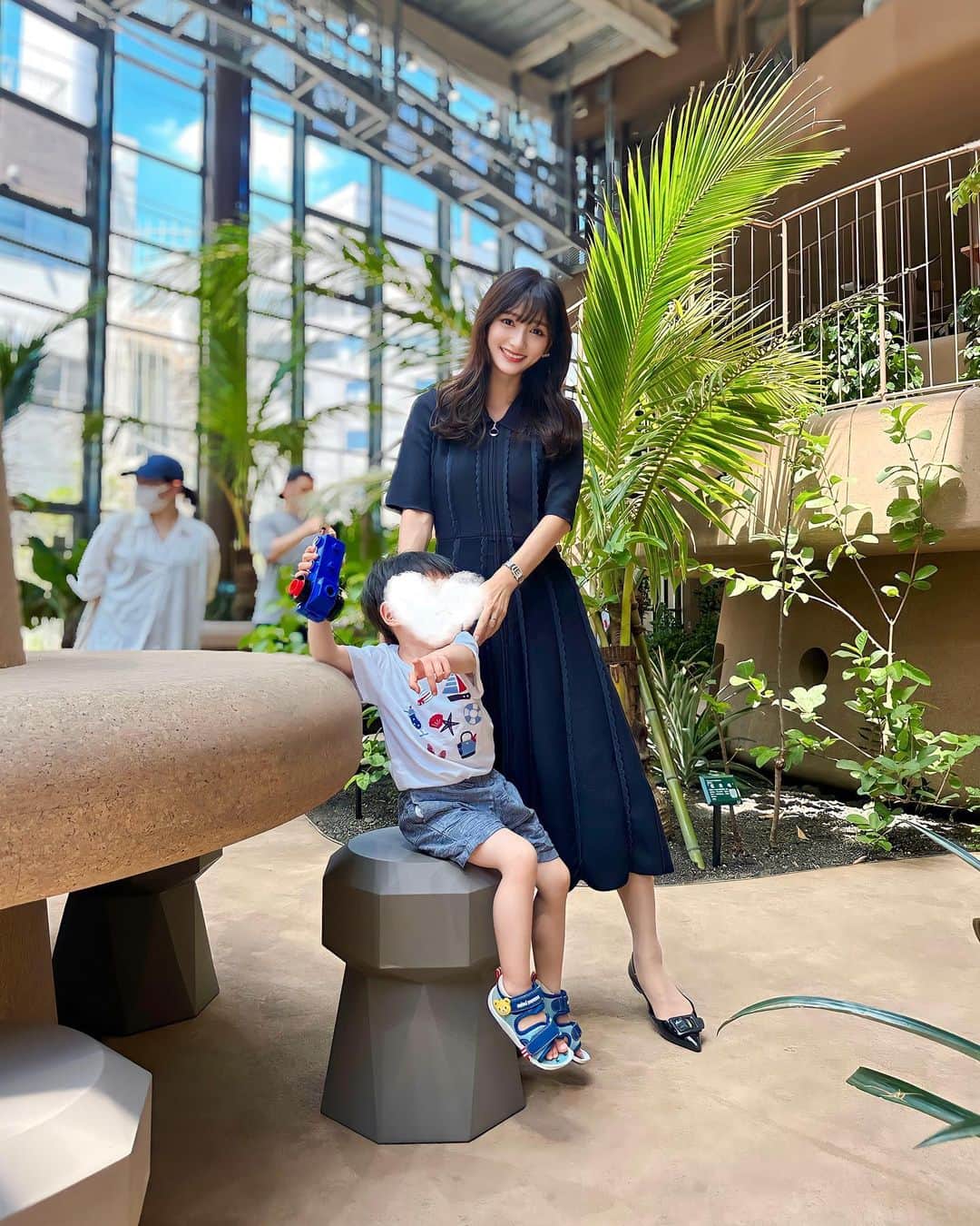 加藤瑠美のインスタグラム：「渋谷区ふれあい植物センター🌴 「栽培・収穫・消費」を体験できる植物園です🫢  7/29にリニューアルオープンしたので早速✨ すっごくキレイで程よい広さなのが幼児連れには有り難かったです👦🏻🫶  フルーツ大好きな息子は、パイナップルやマンゴーの木をまじまじと見ていた🤣🍍🥭 こちらで採れたお野菜を2階のレストランでいただけるのだど、お料理がとっても美味しくて…🥹 植物を見ながらお食事できて贅沢な時間でした🍽️  📍 ふれあい植物センター 住所：渋谷区東2-25-37 番号：03-5468-1384 入園料：100円※未就学児、60歳以上の方は無料 時間：10時～18時  #子連れお出かけ#子連れスポット#年子#年子兄妹#年子ママ#東京ママ#子連れ渋谷スポット」