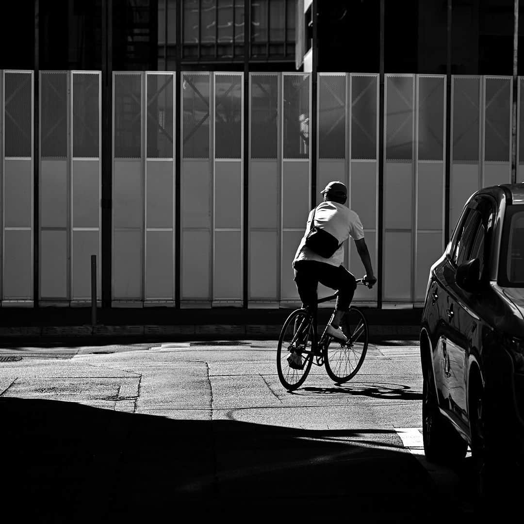 naotakeさんのインスタグラム写真 - (naotakeInstagram)「#自転車 - #bicycle / Z8 + Z 24-120mm f/4 S & Lightroom, 20230804 . . たまには外国にも行ってみたいな、と思う。 . . #spicollective #streetphotographyinternational #royalsnappingartists #infamous_family #rsa_main #infinity_photo_cult #jp_gallery_member #jp_gallery_bnw #team_jp_モノクロ #ig_nihon #streetphotographybnw #igersjp #ig_streetclub #bnw_greatshots #bnw_artstyle #bnwsouls #wp_bnw #bnw_igers_ #pr0ject_bnw #igers_bnw #bnw_splendid #storyofthestreet #japancityblues #shadowspoetry #light_nikon #nikon #nikoncreators #写真好きな人と繋がりたい」8月3日 18時13分 - naotake_speaks