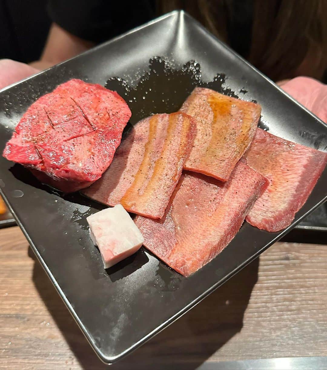 黒沢美怜さんのインスタグラム写真 - (黒沢美怜Instagram)「『京都焼肉 tendan+』  久しぶりの焼き肉🥩✨  楽しみにしていた さくちゃん @sakuraisama_hungry  と初のサシ飯🍚🥢  一枚からコスパよく最高の品質のお肉が頂けて最高😭💕  旨みたっぷりの出汁で頂く焼肉です🤤✨  ついつい食べすぎてしまいました😆💦  名物のミルフィーユロースや厚切りタンは悶えるくらいの美味しさでした🤤🥩  〆の激辛冷麺は店長こだわりのギネスで世界1位の唐辛子キャロライナリーパー使用☠️🌶️  焼肉屋さんでキャロライナリーパーは初めて聞いたよ😆💦  美味しい焼肉食べながら激辛チャレンジもできちゃう素敵なお店に出会えました☺️✨  ◆◇◆ 京都焼肉 tendan+ 050-5600-7770 東京都港区芝大門1-15-3 GEMS大門 9F ◆◇◆  #焼肉tendan #焼肉 #焼肉ディナー #大門焼肉 #コスパグルメ #コスパ焼肉 #グルメ #グルメ巡り #東京グルメ #foodpic #foodstagram #foodphotography #foodie #gourmet #ごはん日記 #ごはん記録 #くろぐるめ」8月3日 18時23分 - kurosawamirei