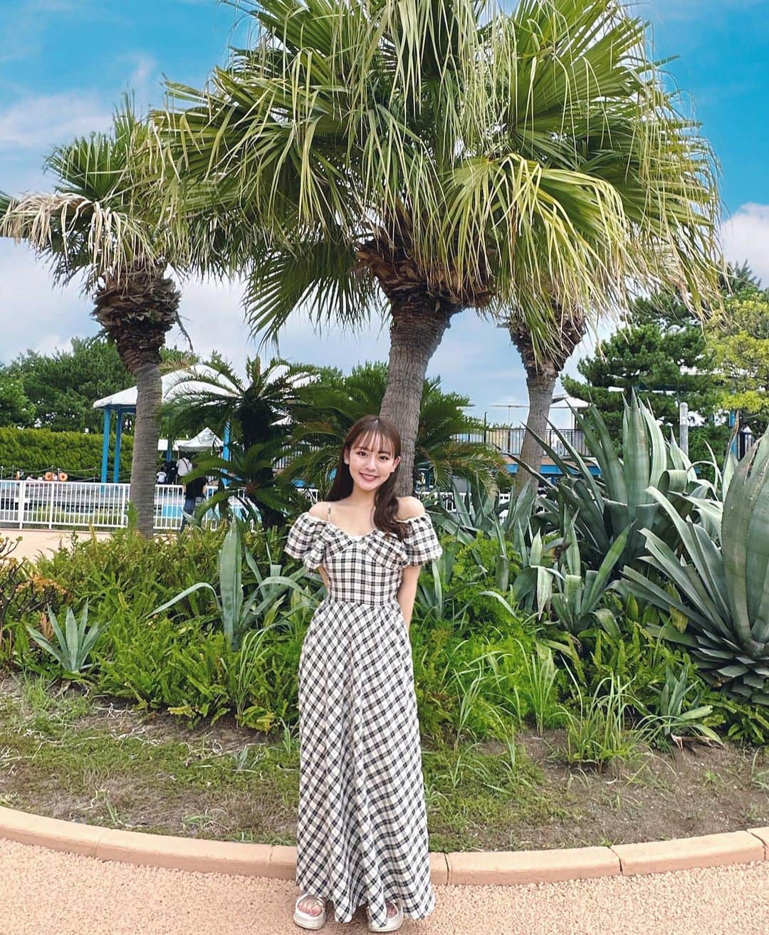 河野まひるのインスタグラム：「八景島シーパラダイス行ってきた🤍 ジェットコースターも乗れて楽しかったなあ ホッキョクグマ可愛すぎたなあ...🐻‍❄️ onepiece : @lacvert_official」