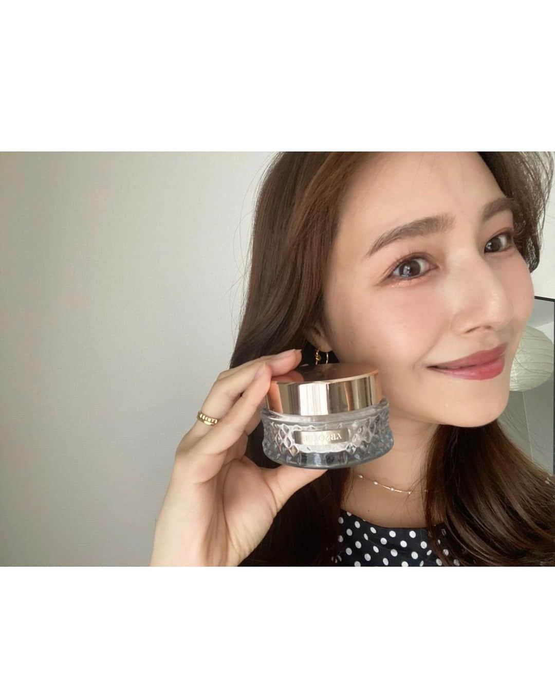 石川理咲子さんのインスタグラム写真 - (石川理咲子Instagram)「@lancomeofficial から新しく発売される 「アプソリュ エッセンス イン パウダー」 スキンケア成分を30%も配合した とっても贅沢なフェイスパウダーで、 肌に乗せた瞬間ひんやりとして気持ち良い🫧 毛穴・小じわ・色ムラやくすみなどの肌悩みも、 フィルターをかけたような上品で透明感溢れるお肌に🥹 びっくりするほど細かい粒子のパウダーで、 保湿効果もありながらメイク崩れも防いでくれるので、 これからの時期にぴったりです。 8月11日発売🌹 #ランコム #アプソリュ #玉肌パウダー #lancomemakeup」8月3日 18時16分 - rsk_0315