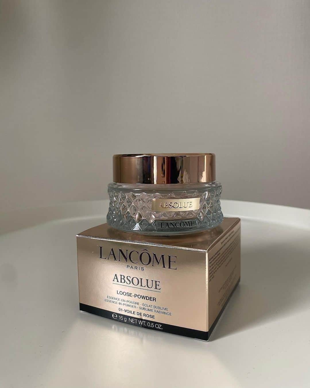 石川理咲子のインスタグラム：「@lancomeofficial から新しく発売される 「アプソリュ エッセンス イン パウダー」 スキンケア成分を30%も配合した とっても贅沢なフェイスパウダーで、 肌に乗せた瞬間ひんやりとして気持ち良い🫧 毛穴・小じわ・色ムラやくすみなどの肌悩みも、 フィルターをかけたような上品で透明感溢れるお肌に🥹 びっくりするほど細かい粒子のパウダーで、 保湿効果もありながらメイク崩れも防いでくれるので、 これからの時期にぴったりです。 8月11日発売🌹 #ランコム #アプソリュ #玉肌パウダー #lancomemakeup」