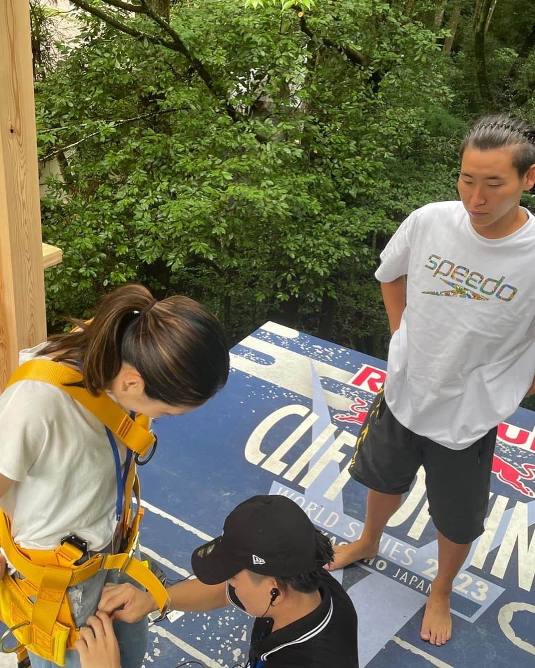 中川真依さんのインスタグラム写真 - (中川真依Instagram)「. Redbull Cliff Diving in 高千穂峡🌿 無事、閉幕しました〜👏👏👏✨  日本で唯一のハイダイバーの恭兵。 トップ選手たちばかりの中 よく頑張りました👏🥹✨  いや、もう上手いとか下手とかではなく この高さから飛んでるだけで 本当にすごい🤯🫣‼️  私は27mから飛ぶことは一生ありませんが とりあえずハーネスつけて先端には 行ってみました🤣🤣🤣笑  記念に。命綱を握りしめて🤣🤣🤣  恐怖に笑顔も引きずってますが 改めてこの競技の凄さを実感しました！  とにかく皆さんの安全を願って これからも応援しております🙏✨  #redbull  #redbullcliffdiving  #高千穂峡 #クリフダイビング #27m」8月3日 18時17分 - maimai.47