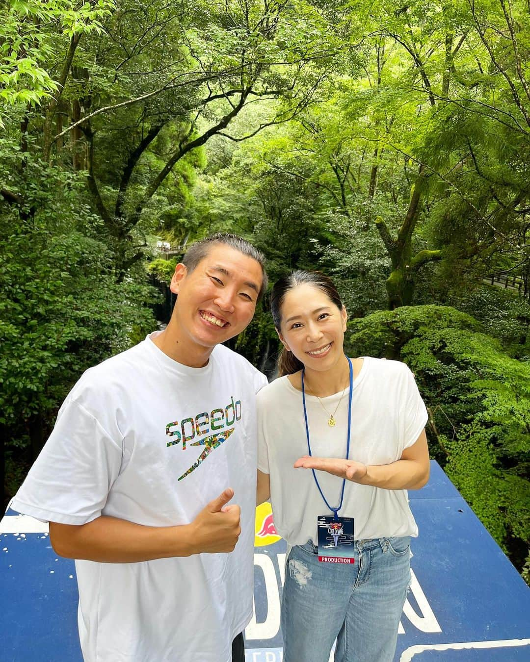 中川真依さんのインスタグラム写真 - (中川真依Instagram)「. Redbull Cliff Diving in 高千穂峡🌿 無事、閉幕しました〜👏👏👏✨  日本で唯一のハイダイバーの恭兵。 トップ選手たちばかりの中 よく頑張りました👏🥹✨  いや、もう上手いとか下手とかではなく この高さから飛んでるだけで 本当にすごい🤯🫣‼️  私は27mから飛ぶことは一生ありませんが とりあえずハーネスつけて先端には 行ってみました🤣🤣🤣笑  記念に。命綱を握りしめて🤣🤣🤣  恐怖に笑顔も引きずってますが 改めてこの競技の凄さを実感しました！  とにかく皆さんの安全を願って これからも応援しております🙏✨  #redbull  #redbullcliffdiving  #高千穂峡 #クリフダイビング #27m」8月3日 18時17分 - maimai.47