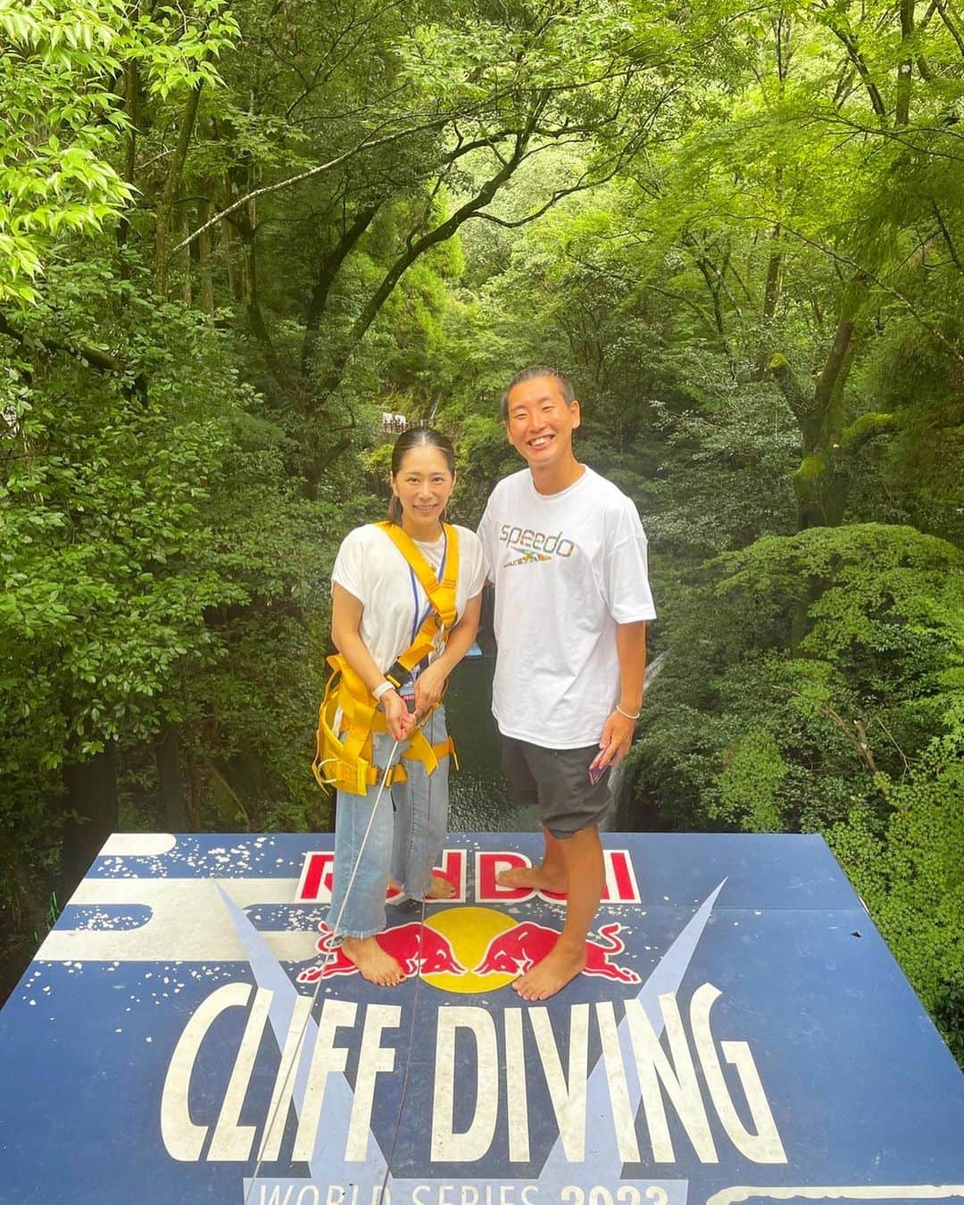 中川真依さんのインスタグラム写真 - (中川真依Instagram)「. Redbull Cliff Diving in 高千穂峡🌿 無事、閉幕しました〜👏👏👏✨  日本で唯一のハイダイバーの恭兵。 トップ選手たちばかりの中 よく頑張りました👏🥹✨  いや、もう上手いとか下手とかではなく この高さから飛んでるだけで 本当にすごい🤯🫣‼️  私は27mから飛ぶことは一生ありませんが とりあえずハーネスつけて先端には 行ってみました🤣🤣🤣笑  記念に。命綱を握りしめて🤣🤣🤣  恐怖に笑顔も引きずってますが 改めてこの競技の凄さを実感しました！  とにかく皆さんの安全を願って これからも応援しております🙏✨  #redbull  #redbullcliffdiving  #高千穂峡 #クリフダイビング #27m」8月3日 18時17分 - maimai.47