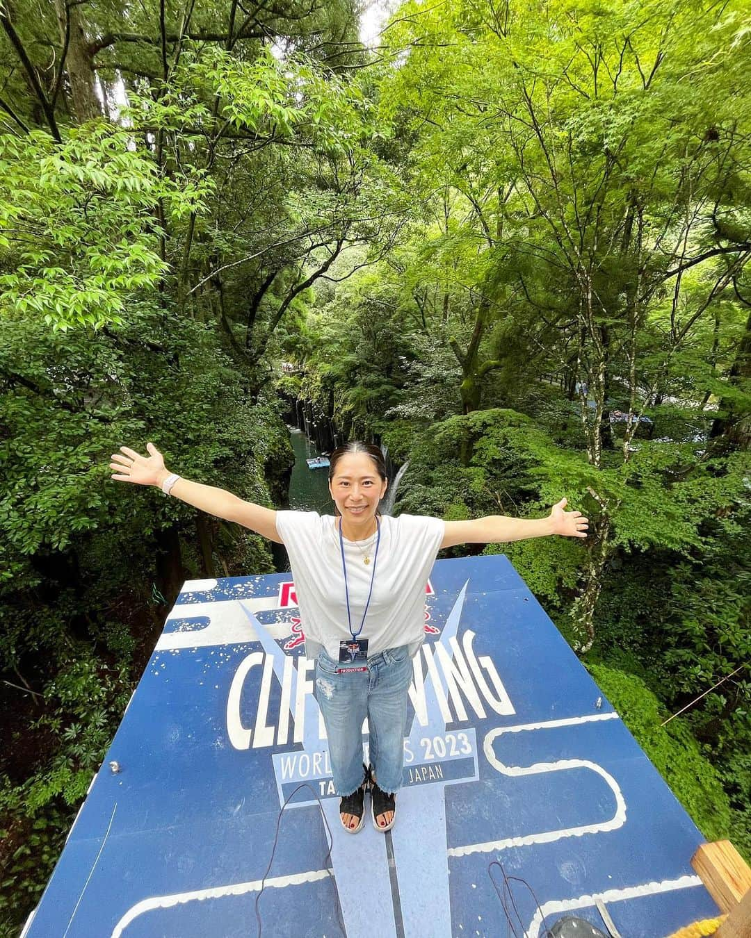 中川真依のインスタグラム：「. Redbull Cliff Diving in 高千穂峡🌿 無事、閉幕しました〜👏👏👏✨  日本で唯一のハイダイバーの恭兵。 トップ選手たちばかりの中 よく頑張りました👏🥹✨  いや、もう上手いとか下手とかではなく この高さから飛んでるだけで 本当にすごい🤯🫣‼️  私は27mから飛ぶことは一生ありませんが とりあえずハーネスつけて先端には 行ってみました🤣🤣🤣笑  記念に。命綱を握りしめて🤣🤣🤣  恐怖に笑顔も引きずってますが 改めてこの競技の凄さを実感しました！  とにかく皆さんの安全を願って これからも応援しております🙏✨  #redbull  #redbullcliffdiving  #高千穂峡 #クリフダイビング #27m」