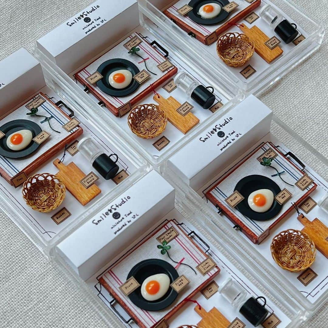 すまいる*工房(ぴん) のインスタグラム：「* カゴ🧺と瓶🫙と目玉焼き🍳の 付いたセットが出来上がりました♩¨̮ * ランチマットが赤と青バージョン2つありますꕤ︎︎·͜· ︎︎ * イベントとネット販売用です！ ネット販売は販売用のアカウントにて先行販売します🛒 (※詳細はそちらのアカウントにて投稿しますので暫くお待ち下さい) * イベントはこちら委託販売させて頂きます！ ↓↓↓ * 12分の1の世界へようこそ ドールハウス展2023 SUMMER  京王百貨店　新宿店　7階大催場  2023年8月17(木)~8月22日(火)  午前10時～午後8時 ※最終日は午後5時閉場 *  #ミニチュア #miniature #キッチン雑貨  #キッチン用品  #京王百貨店ドールハウス展  #お皿  #かご #🧺 #カッティングボード  #瓶 #🫙 #マグカップ #ドール小物」