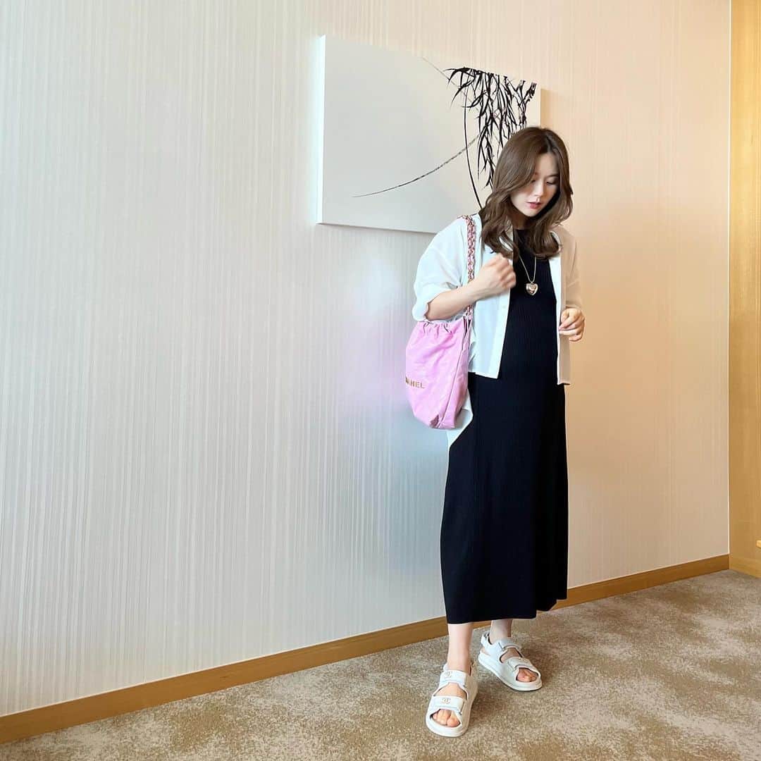 ひよんのインスタグラム：「👗❤️  最近ワンピースしか着れないから、 少しコーデが似ちゃうけど昨日のコーデ💓  ●ワンピース @uniqlo  ●シャツ @miesrohe_  ●バッグ、サンダル @chanelofficial  ●ネックレス @mondayeditionseoul   #ひよん #ひよんコーデ #マタニティコーデ」