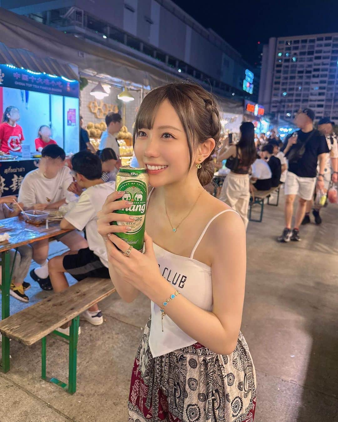 きりたんぽのインスタグラム：「タイのビール🍺🇹🇭美味すぎて飛ぶぞ🐘ナイトマーケットが本当に大好きなの🌃🪭🎋この服ナイトマーケットで買った👍上下で1500円くらい🤣💕」