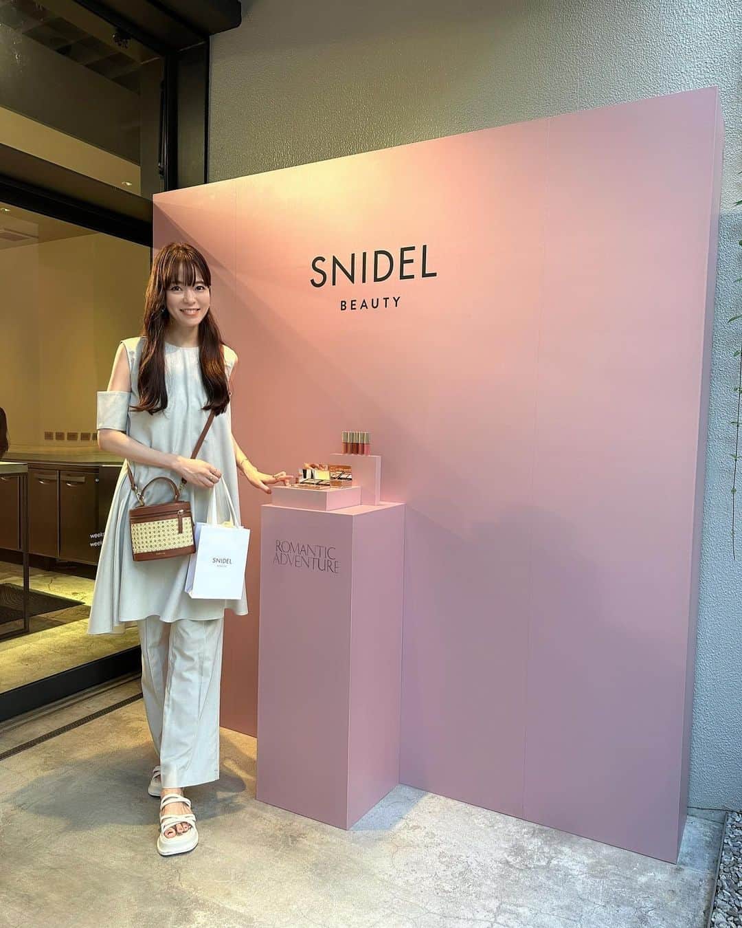 橋本奈実のインスタグラム：「@snidelbeauty  2023 AW Makeup Collection 3色アイシャドウ色味が絶妙で可愛過ぎた🫶 わたしは、05がおすすめ✨ これから毎日使いそう！！ リップもマットなんだけど、スフレ感が肌に溶け込んで、めっちゃくちゃ、、、可愛い😍 04が一押しです❗️ 8/11全国発売」