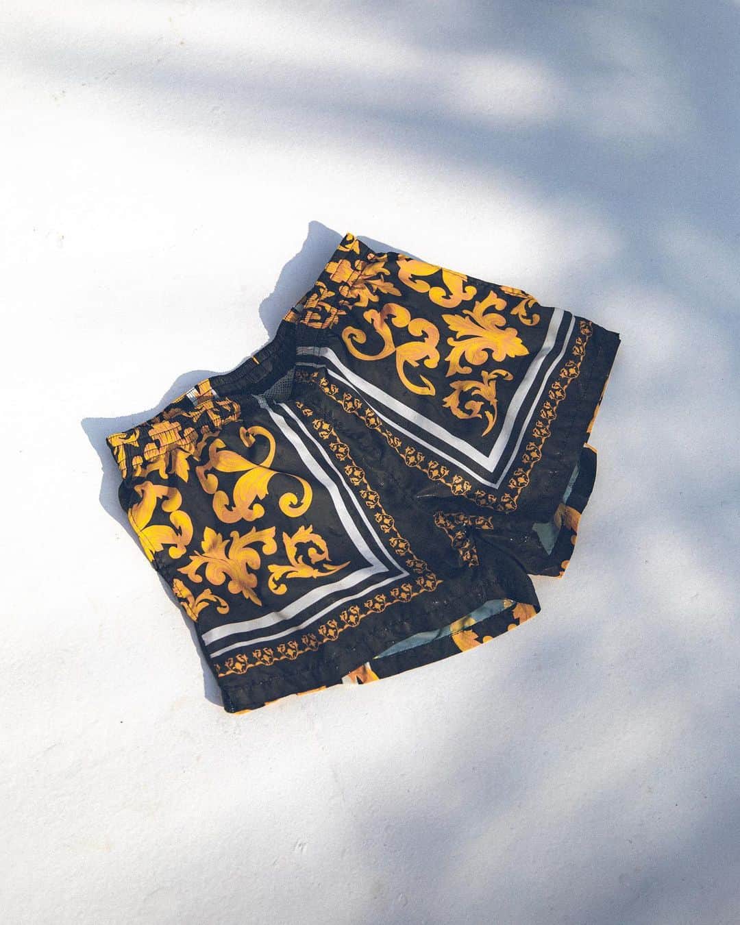 ヴァンキッシュのインスタグラム：「VANQUISH Summer Collection 2023.  Available Now.  ▪️Golden Color Floral Decoration Short Pants[VYP007]  #vanquish」