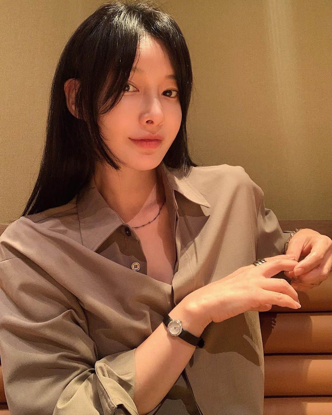 nanaのインスタグラム：「회색괴물 막차로 옆머리 한번 내보고(티가 날랑말랑) 목욕를 하는데 타투스티코 안지워지네😗 어영구영 씻는가봥」