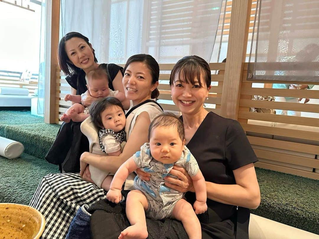 井上英里香のインスタグラム：「* ようこは第三子を、 あやのと私は第二子を無事出産して、 また親子で集まれたー😍😍😍 * ベビ達がみんな月齢近いの奇跡👶🏻 * ごろーんとできるお店は貴重で🙏 子連れにはとにかくありがたい✨ * * #フェリス会 #大学時代の友達  #男の子ママ #女の子ママ #二人目あるあるで盛り上がった  #キチリモリス新宿 #ランチ #🍽😋」