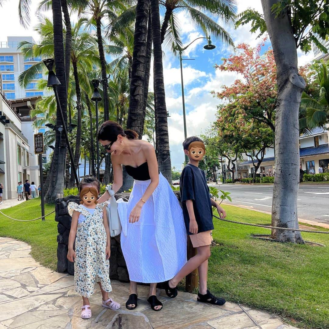 ayu kagawaさんのインスタグラム写真 - (ayu kagawaInstagram)「おめかしして楽しみにしていたdinnerへ☺️🍽️ ジャガードスカートを着たくて🤍 水着と合わせた✌️ここではまた違う着方で楽しめる☺️🫶  お散歩が楽しいhawaii🚶‍♀️🌴  と私は思ってるのに子供達は疲れたー！とブーブー言ったりする😇  それでもそれぞれにやっぱり少しずつ大きくなっていて😌 また成長した姿が見れて旅行はやっぱり良いな🫶  #hawaii #waikiki #familytrip」8月3日 18時38分 - ayuyunyun