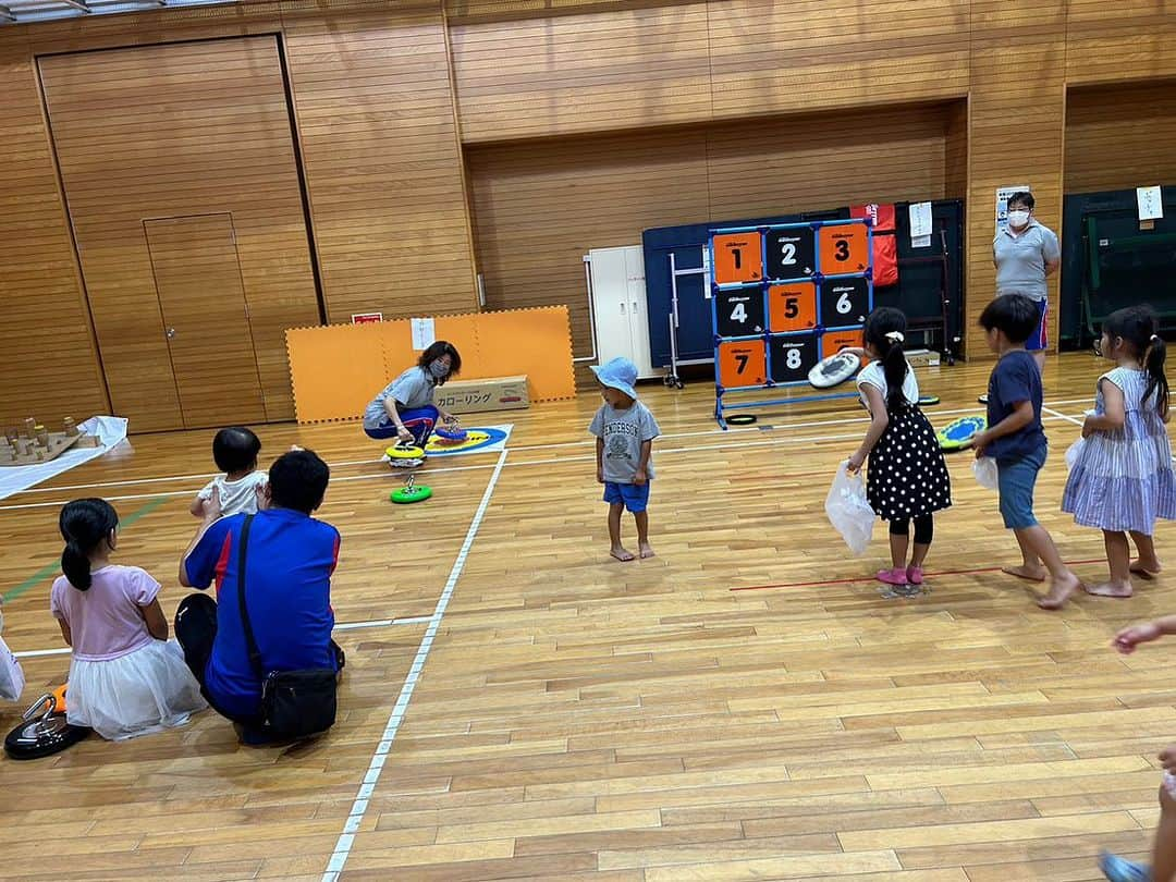 株式会社成正建装のインスタグラム：「スポーツイベント🥅⛳️ 大盛況でした〜❣️  とは言えませんでしたが😅 来ていただいたお客様には 楽しんでもらえたと思います♫♩ （親御さんにも、おもしろスポーツしてもらえました〜😊）  次回があるかどうかは分かりませんが、 お客様に喜んでいただけるような企画を これからも考えていきたいと思います🤗  興味のある方はお気軽にお問い合わせください。 tel0568-67-6214 #愛知県 #犬山市 #工務店 #成正建装 #注文住宅 #店舗建築 #木造  #鉄骨造 #新築工事 #不動産 #リフォーム #土地探し #おもしろスポーツ #ふれあいセンター　犬山 #親子遊び」