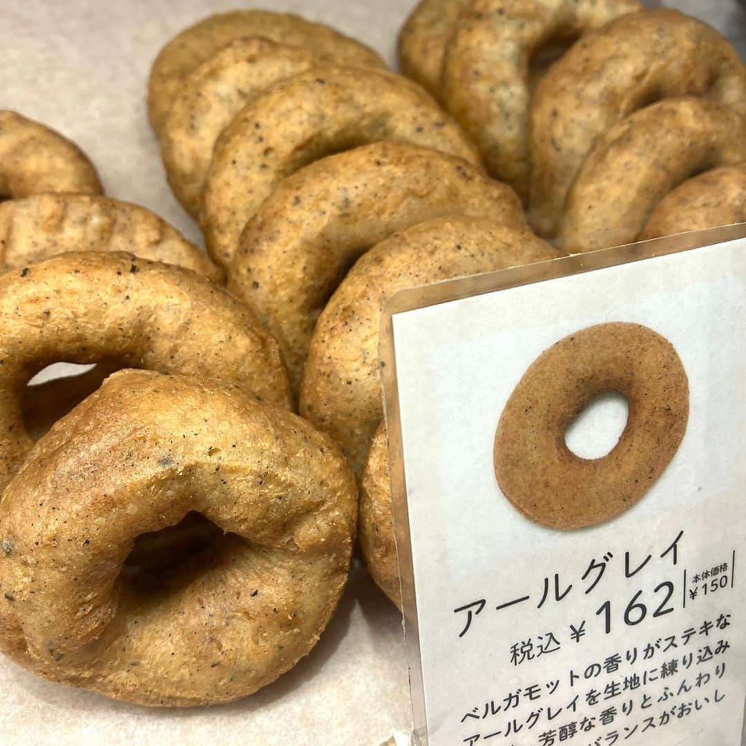 daimarusapporoさんのインスタグラム写真 - (daimarusapporoInstagram)「もちもちヘルシードーナツ🍩 3階 キキヨコチョに、米粉ドーナツの〈#こめたる〉が出店中！  新潟県産の米粉＋絹ごし豆腐で作った「米粉のおとうふドーナツ」が登場しました🥰  もっちもちのドーナツは、甘さ控えめでヘルシーなおやつ。 少し温めるとふわふわの食感になるのでおすすめだそうです🍩  店頭には、国産のさまざまな果物で作られた「国産果実の無添加クラシカルジャム」も販売中🍓 小麦粉不使用・米粉とてんさい糖の「おやつミックス」と合わせて、おうちでも楽しいおやつ時間を過ごせそうです😉  ぜひ店頭でご覧ください❤  ※8/15(火)まで  #大丸札幌 #キキヨコチョ #kikiyococho #お豆腐ドーナツ #米粉ドーナツ #米粉スイーツ #札幌スイーツ #お取り寄せスイーツ #米粉 #グルテンフリースイーツ #グルテンフリー #札幌ドーナツ」8月3日 18時50分 - daimarusapporo