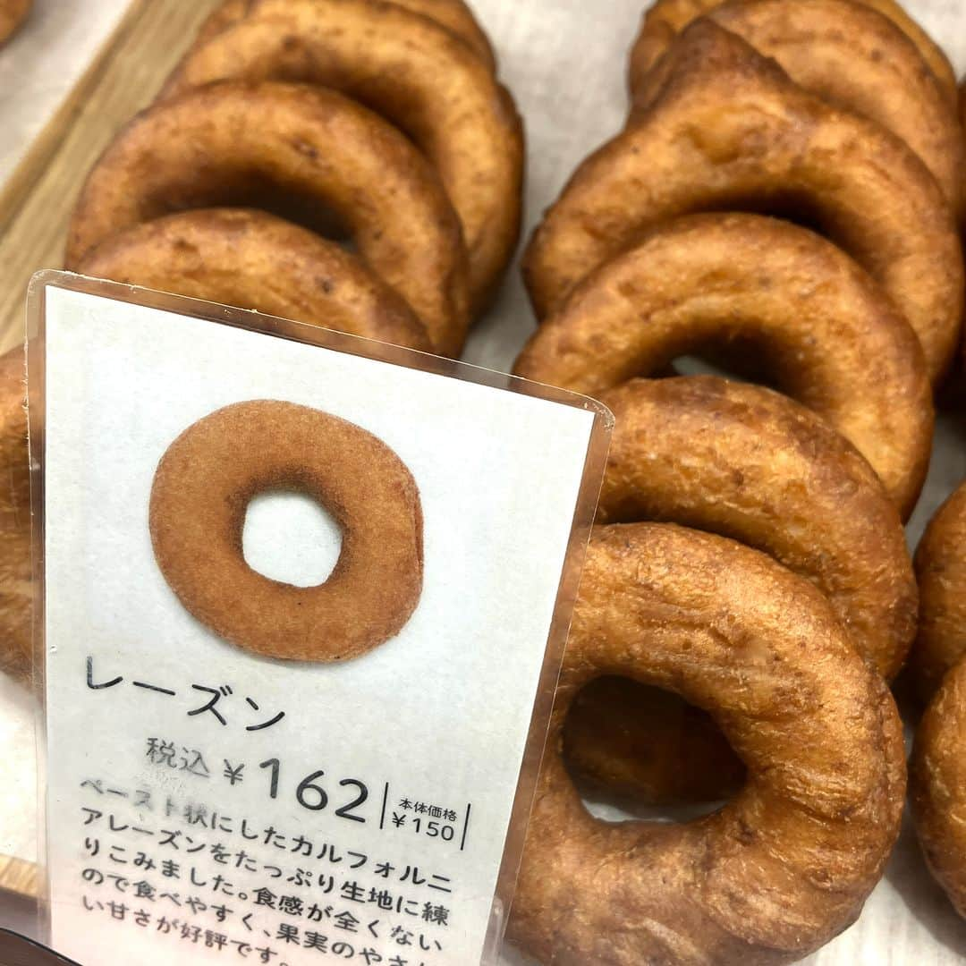 daimarusapporoさんのインスタグラム写真 - (daimarusapporoInstagram)「もちもちヘルシードーナツ🍩 3階 キキヨコチョに、米粉ドーナツの〈#こめたる〉が出店中！  新潟県産の米粉＋絹ごし豆腐で作った「米粉のおとうふドーナツ」が登場しました🥰  もっちもちのドーナツは、甘さ控えめでヘルシーなおやつ。 少し温めるとふわふわの食感になるのでおすすめだそうです🍩  店頭には、国産のさまざまな果物で作られた「国産果実の無添加クラシカルジャム」も販売中🍓 小麦粉不使用・米粉とてんさい糖の「おやつミックス」と合わせて、おうちでも楽しいおやつ時間を過ごせそうです😉  ぜひ店頭でご覧ください❤  ※8/15(火)まで  #大丸札幌 #キキヨコチョ #kikiyococho #お豆腐ドーナツ #米粉ドーナツ #米粉スイーツ #札幌スイーツ #お取り寄せスイーツ #米粉 #グルテンフリースイーツ #グルテンフリー #札幌ドーナツ」8月3日 18時50分 - daimarusapporo