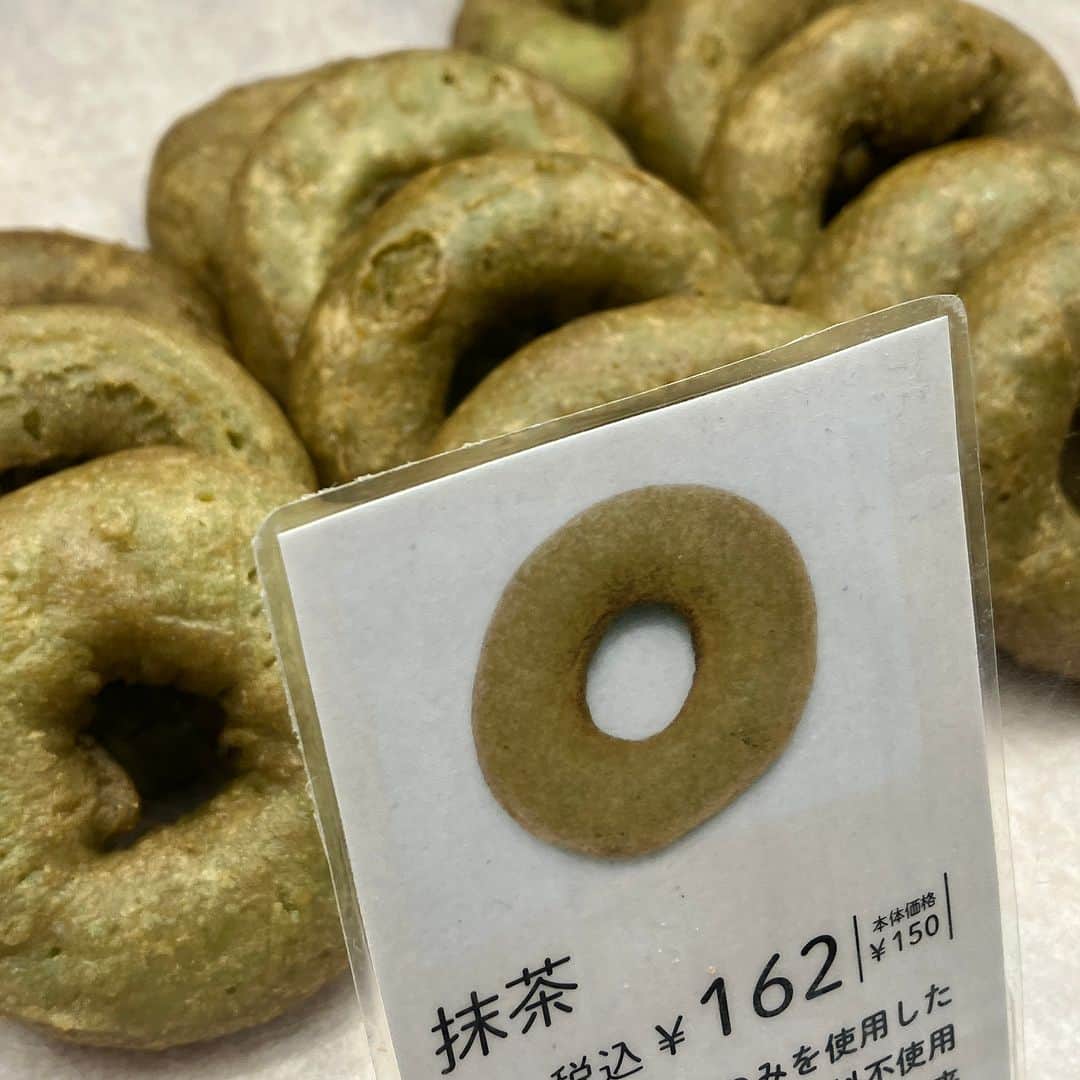 daimarusapporoさんのインスタグラム写真 - (daimarusapporoInstagram)「もちもちヘルシードーナツ🍩 3階 キキヨコチョに、米粉ドーナツの〈#こめたる〉が出店中！  新潟県産の米粉＋絹ごし豆腐で作った「米粉のおとうふドーナツ」が登場しました🥰  もっちもちのドーナツは、甘さ控えめでヘルシーなおやつ。 少し温めるとふわふわの食感になるのでおすすめだそうです🍩  店頭には、国産のさまざまな果物で作られた「国産果実の無添加クラシカルジャム」も販売中🍓 小麦粉不使用・米粉とてんさい糖の「おやつミックス」と合わせて、おうちでも楽しいおやつ時間を過ごせそうです😉  ぜひ店頭でご覧ください❤  ※8/15(火)まで  #大丸札幌 #キキヨコチョ #kikiyococho #お豆腐ドーナツ #米粉ドーナツ #米粉スイーツ #札幌スイーツ #お取り寄せスイーツ #米粉 #グルテンフリースイーツ #グルテンフリー #札幌ドーナツ」8月3日 18時50分 - daimarusapporo