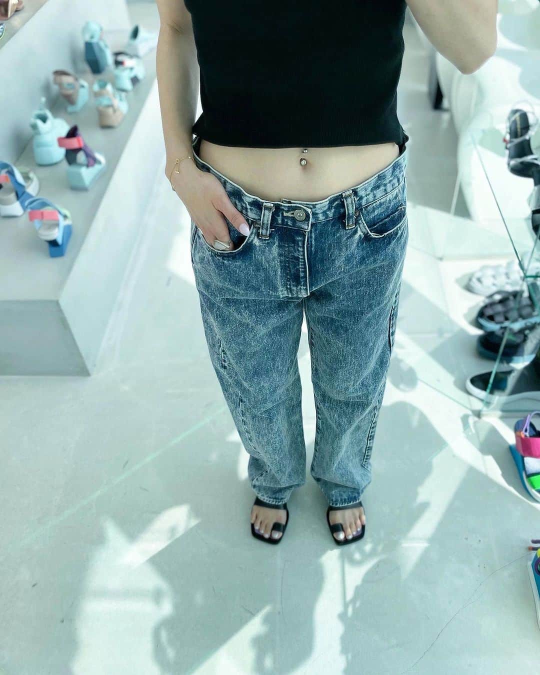 chinatsu614さんのインスタグラム写真 - (chinatsu614Instagram)「Acid washed jeans. ・ ・ ・  ''BONNY WOVEN 2024SS COLLECTION / Press&Friends DAY''  ご来場くださった皆様ありがとうございました☺︎  私の大好きなお二人の素敵なブランドの展示会をお手伝いできて とーーーっても楽しかったです♩  皆さんの 可愛い‼︎可愛い‼︎可愛い‼︎が 本当に嬉しかったーーーー𓂃♥︎˒˒  定番から新作のあれやこれ。 着ると本当にカタチが綺麗で私自身オーダー迷っております笑  ストーリーや投稿、全て拝見しております‼︎ ありがとうございます♥︎  デリバリーまで少しお時間いただきますが 楽しみにお待ちください𓂃♥︎˒˒  こなれデニムなら @bonny_woven !!!☺︎‼︎! ・ ・ ・ @mat_k_ha  @mikittyisland  L♡ᵛᵉ ・ #bonnywoven  #2024ss」8月3日 18時49分 - chinatsu614
