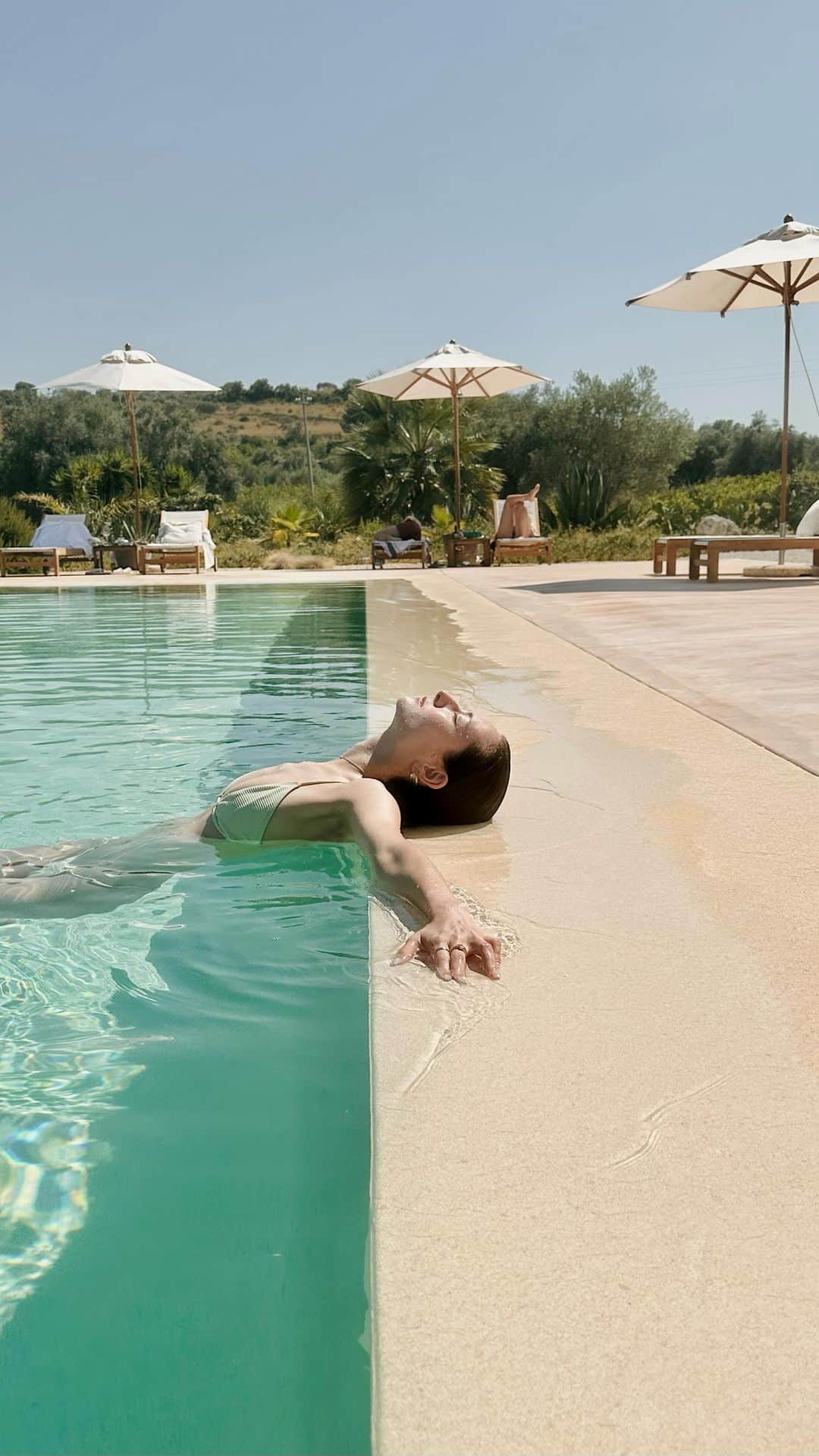 エリーローズのインスタグラム：「Swim, eat, sleep on repeat @iutafarm Noto, Sicily🌿🇮🇹   シチリアの田舎町ノートの大自然に抱かれ、デジタルから離れぼんやりと過ごす夏休み。周りに畑しかないIuta Farmでグランピングしながら、食べて、飲んで、泳いで、走って、読書の繰り返し。最高。ITA航空にロストバゲージされて、手荷物以外は全て無くなりまだ見つからず、流石イタリア😅ミニマムなものだけでの生活も悪くない。むしろ考えることが減って、メンタルデトックス♩」