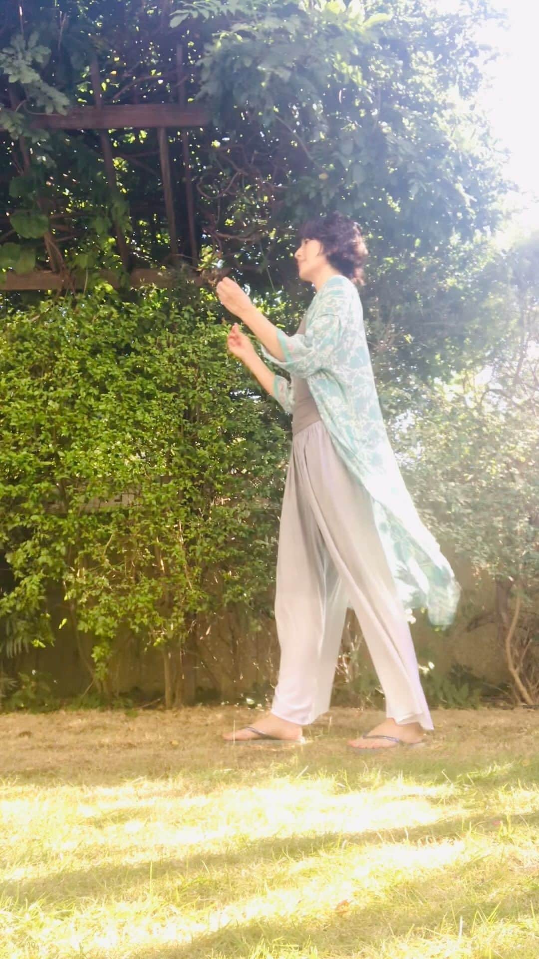 長谷川理恵のインスタグラム：「お庭で自主練の夏… 音を聴き分ける練習してます この曲は大好きでハッピーな気持ちに包まれます🫶✨✨✨」