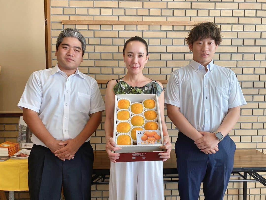 河瀬直美さんのインスタグラム写真 - (河瀬直美Instagram)「奈良は柿の日本一生産地  五條市の観光大使としては この美容にも良い果物を 全国の皆さんに広く知っていただきたいのです✨  と、言うわけでハウス柿 甘いです！  そして うちのオフィスの裏路地には最近生まれた赤児がアイドル💕井戸端会議が始まっちゃう  はたまた ユースの映画制作ワークショップは35℃越えの学校の屋上…暑い、暑い、暑い☀️☀️☀️  そしてうかうかしてたら キタキタキタキタ 飽和状態の雨雲からのゲリラ豪雨……あともう少し 待ってください！と願ったけれど💧💧💧  全員びしょ濡れっす が… セーラー服が 干されて 微笑ましい光景🥰  Nara grows the most persimmons in Japan.  As a PR Ambassador of Gojo City I want everyone in Japan to know about how this fruit is also great for beauty care as well✨  so with that, House Persimmons are sweet!  And this is a newborn baby idol who lives behind our office 💕 We'll start having some chats together.  Also the Youth Filmmaking Workshop was on the 35℃ roof of the school...hot, hot, hot☀️☀️☀️  And when I was just sitting around it came, it came, it came a guerilla downpour from a saturated rain cloud....hold on I'd hoped it would wait just a little longer💧💧💧  Everyone was drenched but... the scene of  sailor uniforms being dried was so charming🥰  #しかし #忙しい #平均睡眠 #3時間😭 #however  #imbusy  #averaging #threehourssleep」8月3日 18時56分 - naomi.kawase