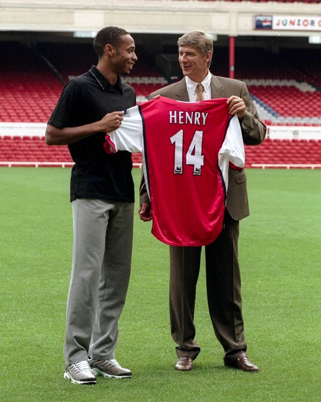UEFAチャンピオンズリーグさんのインスタグラム写真 - (UEFAチャンピオンズリーグInstagram)「3.8.1999 🗓️ Arsenal sign Thierry Henry ✍️  Legend of the game ✨  #UCL」8月3日 18時57分 - championsleague