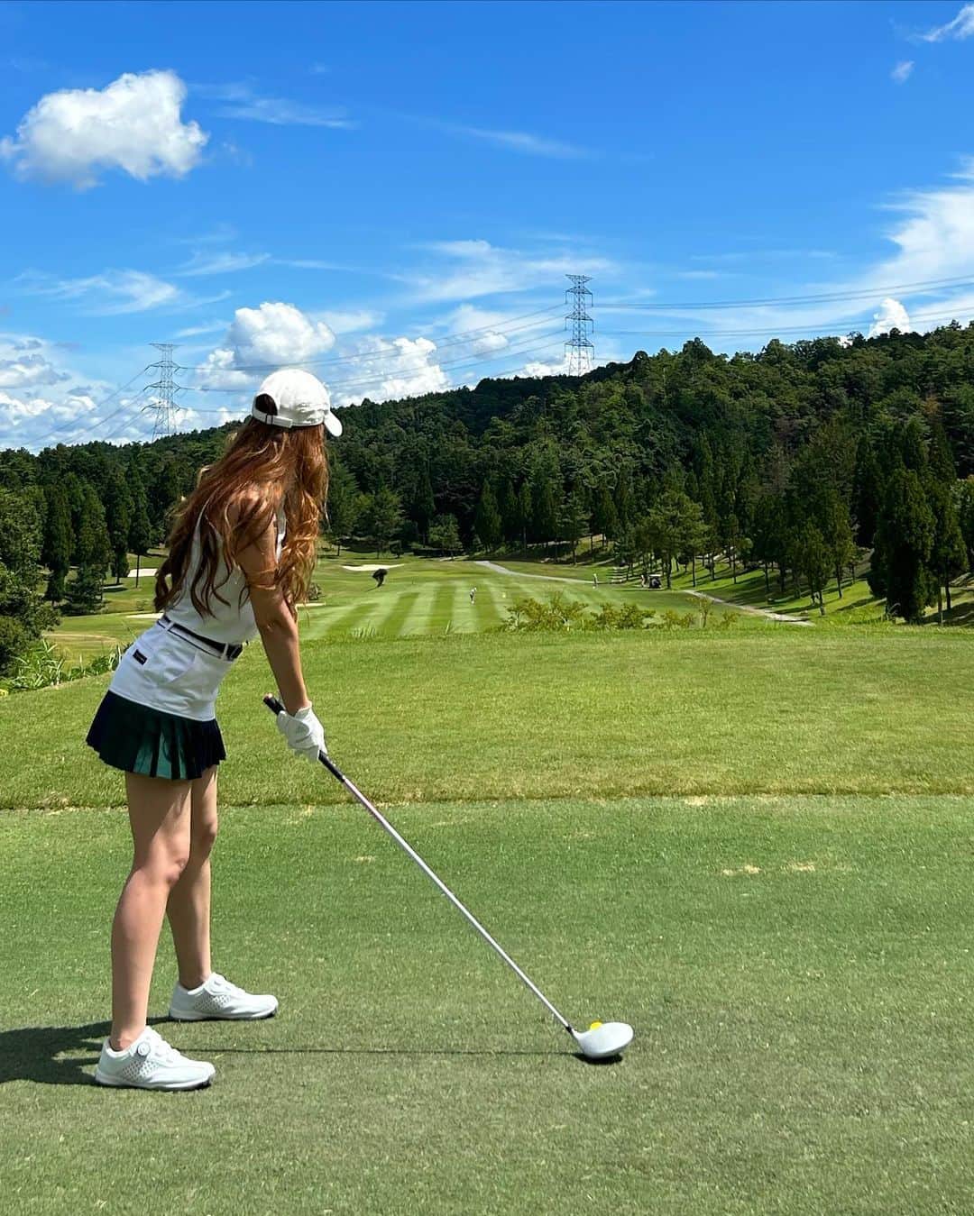 Saoriのインスタグラム：「初ラウンド記念⛳️ . . . #ゴルフ#ゴルフ女子#ゴルフ女子コーデ#golf#ゴルフウェア#ゴルフ初心者#テーラーメイド#パーリーゲイツ#taylormade #pearlygates」