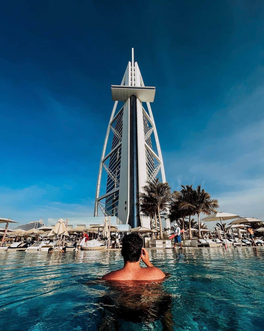 キャセイパシフィック航空のインスタグラム：「Standing out amongst even the most developed cities in the Middle East, Dubai’s luxurious lifestyles and spectacular mega projects need no introduction. The Burj Al Arab Jumeirah, undoubtedly the metonym for Dubai, has even been claimed by many to be the world’s only ‘seven-star’ hotel✨!  Here you can find the best of Arab culture, endless entertainment and exotic adventures. How would your Dubai trip look like✈️?   作為中東地區最發達的城市，杜拜集合了各項大型建設和華麗的元素，其中極致奢華的代表正是擁有獨特帆形外觀的卓美亞帆船酒店✨。它除了是杜拜的標誌性地標，更獲得了「全球唯一的七星級酒店」這個非官方稱號。   在這個奢華國度，你可以揭開阿拉伯文化的神秘面紗、享受多彩多姿的娛樂或體驗異國冒險。你又想感受怎樣的杜拜✈️？  📷@kkonstantinu, @iamdocgelo  #cathaypacific #MoveBeyond」