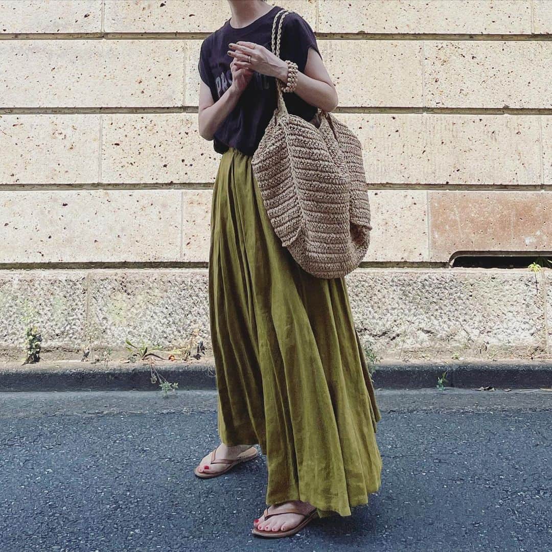 canariaさんのインスタグラム写真 - (canariaInstagram)「_  アースカラーな配色で。  tops #bcstock  skirt #urbanresearchdoors  shoes #gap bag #coca bangle #canariaaccessory   #アラフィフファッション #50代ファッション #大人カジュアル #canariacoordinates」8月3日 19時00分 - canaria_rs
